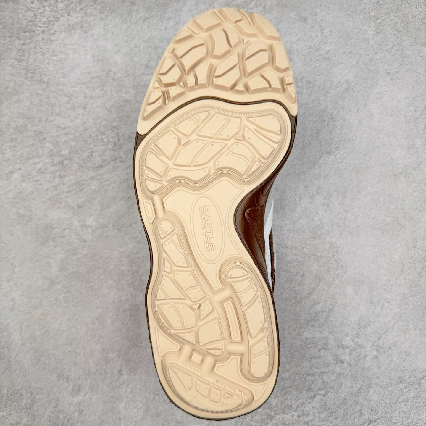 图片[9]-＃纯原 Travis Scott x NK Shark-A-Don \\\”Sail\\\” 舒适潮流防滑耐磨低帮生活休闲鞋 HQ3073-100 Travis Scott 携手NK再度发布令人期待的 “ Shark-A-Don ” ，作为继话题满满的 “ Jumpman Jack ” 之后的又一潮流巅峰之作，这款鞋以全新的鞋型搭配 “ Sail ” 配色惊艳登场，不禁让人好奇它是否还能继续捕获粉丝们的狂热追捧与喜爱。鞋面采用了柔和的米白色调，融合高级皮革与细腻的绒面革材质，整体外观质感满满。设计上，它保留了绑带元素，提升了鞋子的稳固性。重点是这次取消了倒钩元素设计。为了提升透气性，鞋舌和鞋领部分采用了网眼布料。鞋后跟印有 Cactus Jack 的品牌标志和 Travis Scott 的招牌鬼脸 Logo，标签处还设计了 3M 反光细节。而 Swoosh 则巧妙地与 Travis Scott 的个人元素融合在一起。尺码：40 40.5 41 42 42.5 43 44 44.5 45-选品中心