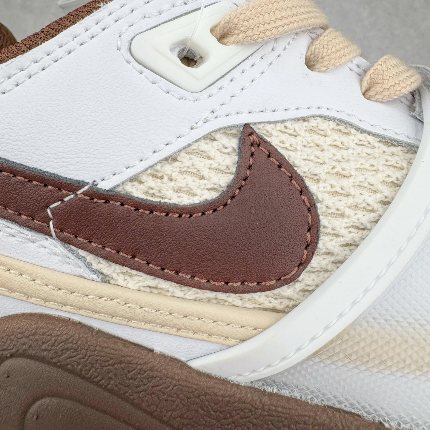 图片[11]-＃纯原 Travis Scott x NK Shark-A-Don \\\”Sail\\\” 舒适潮流防滑耐磨低帮生活休闲鞋 HQ3073-100 Travis Scott 携手NK再度发布令人期待的 “ Shark-A-Don ” ，作为继话题满满的 “ Jumpman Jack ” 之后的又一潮流巅峰之作，这款鞋以全新的鞋型搭配 “ Sail ” 配色惊艳登场，不禁让人好奇它是否还能继续捕获粉丝们的狂热追捧与喜爱。鞋面采用了柔和的米白色调，融合高级皮革与细腻的绒面革材质，整体外观质感满满。设计上，它保留了绑带元素，提升了鞋子的稳固性。重点是这次取消了倒钩元素设计。为了提升透气性，鞋舌和鞋领部分采用了网眼布料。鞋后跟印有 Cactus Jack 的品牌标志和 Travis Scott 的招牌鬼脸 Logo，标签处还设计了 3M 反光细节。而 Swoosh 则巧妙地与 Travis Scott 的个人元素融合在一起。尺码：40 40.5 41 42 42.5 43 44 44.5 45-选品中心