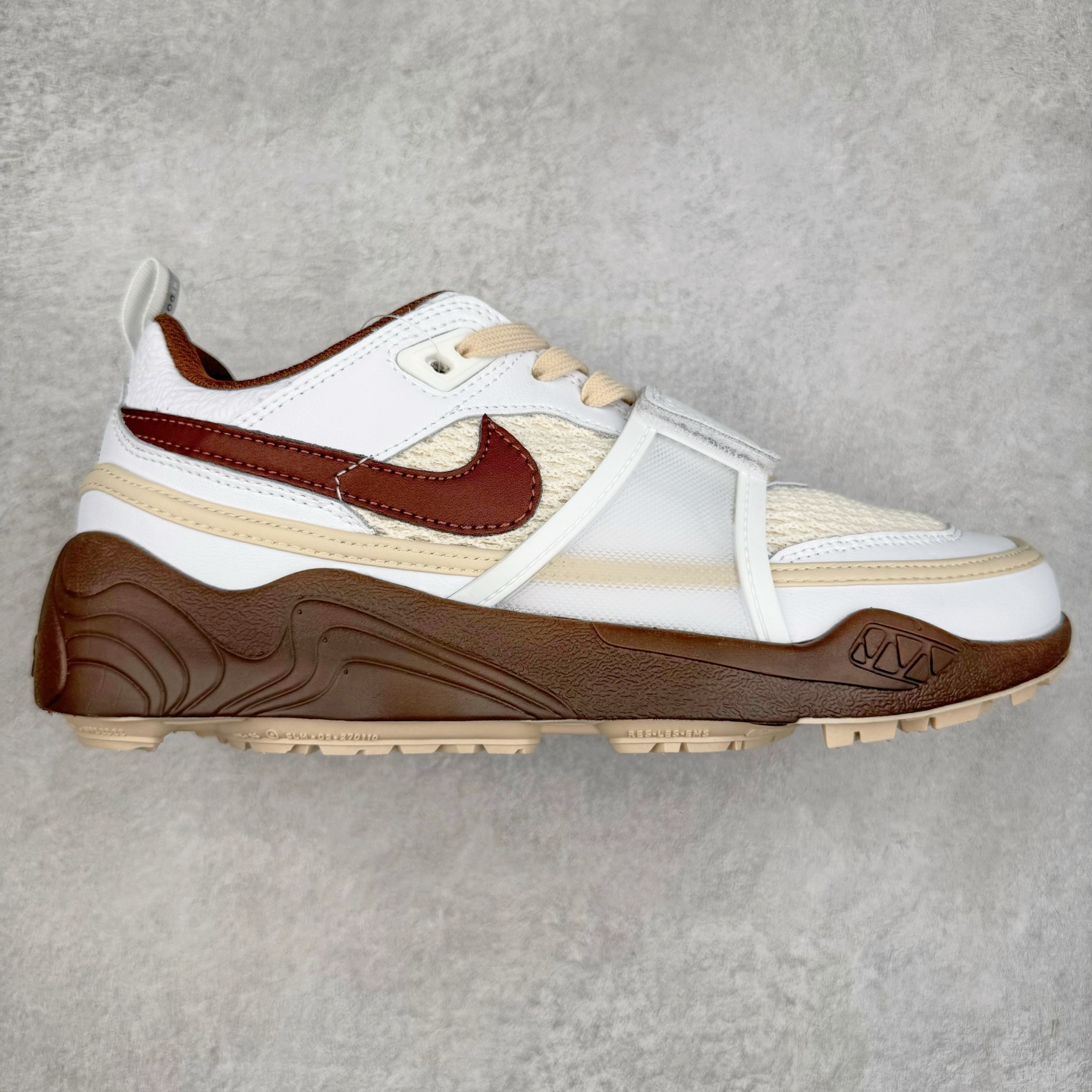 ＃纯原 Travis Scott x NK Shark-A-Don \\\”Sail\\\” 舒适潮流防滑耐磨低帮生活休闲鞋 HQ3073-100 Travis Scott 携手NK再度发布令人期待的 “ Shark-A-Don ” ，作为继话题满满的 “ Jumpman Jack ” 之后的又一潮流巅峰之作，这款鞋以全新的鞋型搭配 “ Sail ” 配色惊艳登场，不禁让人好奇它是否还能继续捕获粉丝们的狂热追捧与喜爱。鞋面采用了柔和的米白色调，融合高级皮革与细腻的绒面革材质，整体外观质感满满。设计上，它保留了绑带元素，提升了鞋子的稳固性。重点是这次取消了倒钩元素设计。为了提升透气性，鞋舌和鞋领部分采用了网眼布料。鞋后跟印有 Cactus Jack 的品牌标志和 Travis Scott 的招牌鬼脸 Logo，标签处还设计了 3M 反光细节。而 Swoosh 则巧妙地与 Travis Scott 的个人元素融合在一起。尺码：40 40.5 41 42 42.5 43 44 44.5 45-选品中心