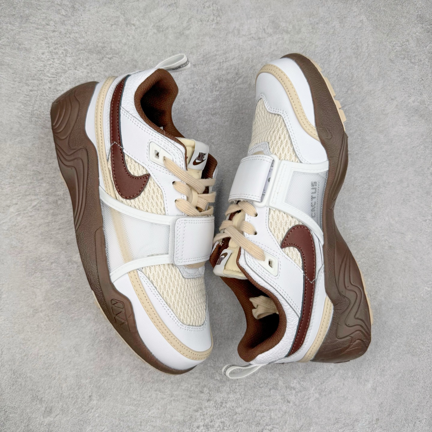 图片[3]-＃纯原 Travis Scott x NK Shark-A-Don \\\”Sail\\\” 舒适潮流防滑耐磨低帮生活休闲鞋 HQ3073-100 Travis Scott 携手NK再度发布令人期待的 “ Shark-A-Don ” ，作为继话题满满的 “ Jumpman Jack ” 之后的又一潮流巅峰之作，这款鞋以全新的鞋型搭配 “ Sail ” 配色惊艳登场，不禁让人好奇它是否还能继续捕获粉丝们的狂热追捧与喜爱。鞋面采用了柔和的米白色调，融合高级皮革与细腻的绒面革材质，整体外观质感满满。设计上，它保留了绑带元素，提升了鞋子的稳固性。重点是这次取消了倒钩元素设计。为了提升透气性，鞋舌和鞋领部分采用了网眼布料。鞋后跟印有 Cactus Jack 的品牌标志和 Travis Scott 的招牌鬼脸 Logo，标签处还设计了 3M 反光细节。而 Swoosh 则巧妙地与 Travis Scott 的个人元素融合在一起。尺码：40 40.5 41 42 42.5 43 44 44.5 45-选品中心