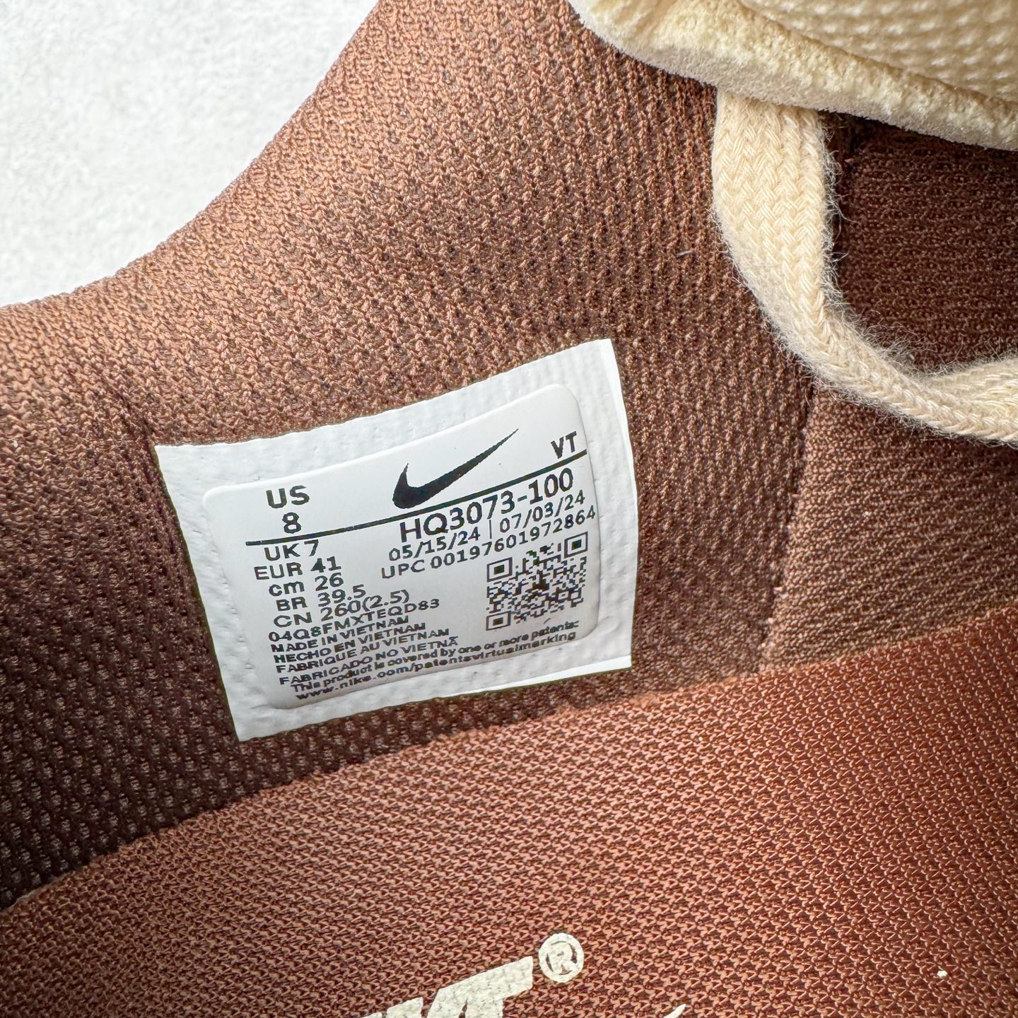 图片[12]-＃纯原 Travis Scott x NK Shark-A-Don \\\”Sail\\\” 舒适潮流防滑耐磨低帮生活休闲鞋 HQ3073-100 Travis Scott 携手NK再度发布令人期待的 “ Shark-A-Don ” ，作为继话题满满的 “ Jumpman Jack ” 之后的又一潮流巅峰之作，这款鞋以全新的鞋型搭配 “ Sail ” 配色惊艳登场，不禁让人好奇它是否还能继续捕获粉丝们的狂热追捧与喜爱。鞋面采用了柔和的米白色调，融合高级皮革与细腻的绒面革材质，整体外观质感满满。设计上，它保留了绑带元素，提升了鞋子的稳固性。重点是这次取消了倒钩元素设计。为了提升透气性，鞋舌和鞋领部分采用了网眼布料。鞋后跟印有 Cactus Jack 的品牌标志和 Travis Scott 的招牌鬼脸 Logo，标签处还设计了 3M 反光细节。而 Swoosh 则巧妙地与 Travis Scott 的个人元素融合在一起。尺码：40 40.5 41 42 42.5 43 44 44.5 45-选品中心