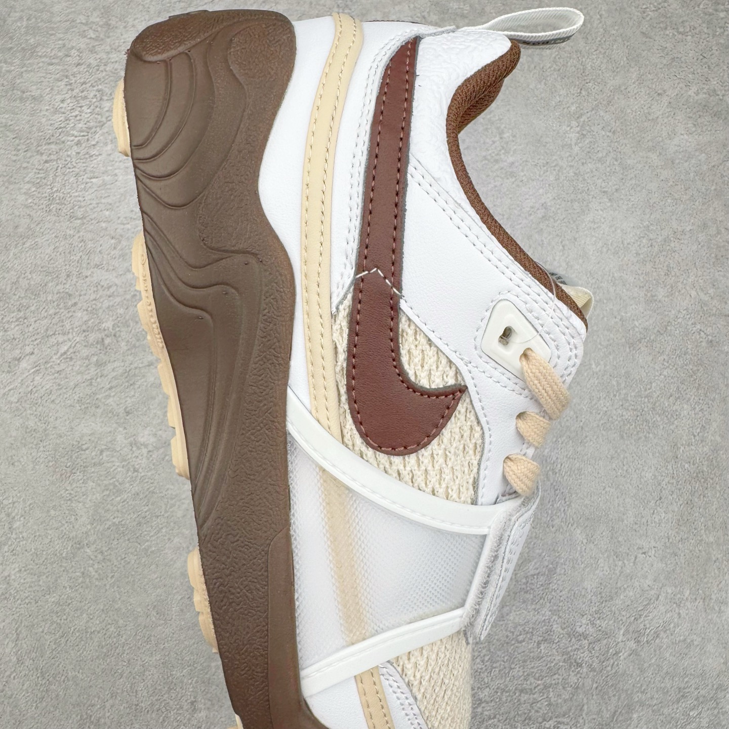 图片[6]-＃纯原 Travis Scott x NK Shark-A-Don \\\”Sail\\\” 舒适潮流防滑耐磨低帮生活休闲鞋 HQ3073-100 Travis Scott 携手NK再度发布令人期待的 “ Shark-A-Don ” ，作为继话题满满的 “ Jumpman Jack ” 之后的又一潮流巅峰之作，这款鞋以全新的鞋型搭配 “ Sail ” 配色惊艳登场，不禁让人好奇它是否还能继续捕获粉丝们的狂热追捧与喜爱。鞋面采用了柔和的米白色调，融合高级皮革与细腻的绒面革材质，整体外观质感满满。设计上，它保留了绑带元素，提升了鞋子的稳固性。重点是这次取消了倒钩元素设计。为了提升透气性，鞋舌和鞋领部分采用了网眼布料。鞋后跟印有 Cactus Jack 的品牌标志和 Travis Scott 的招牌鬼脸 Logo，标签处还设计了 3M 反光细节。而 Swoosh 则巧妙地与 Travis Scott 的个人元素融合在一起。尺码：40 40.5 41 42 42.5 43 44 44.5 45-选品中心