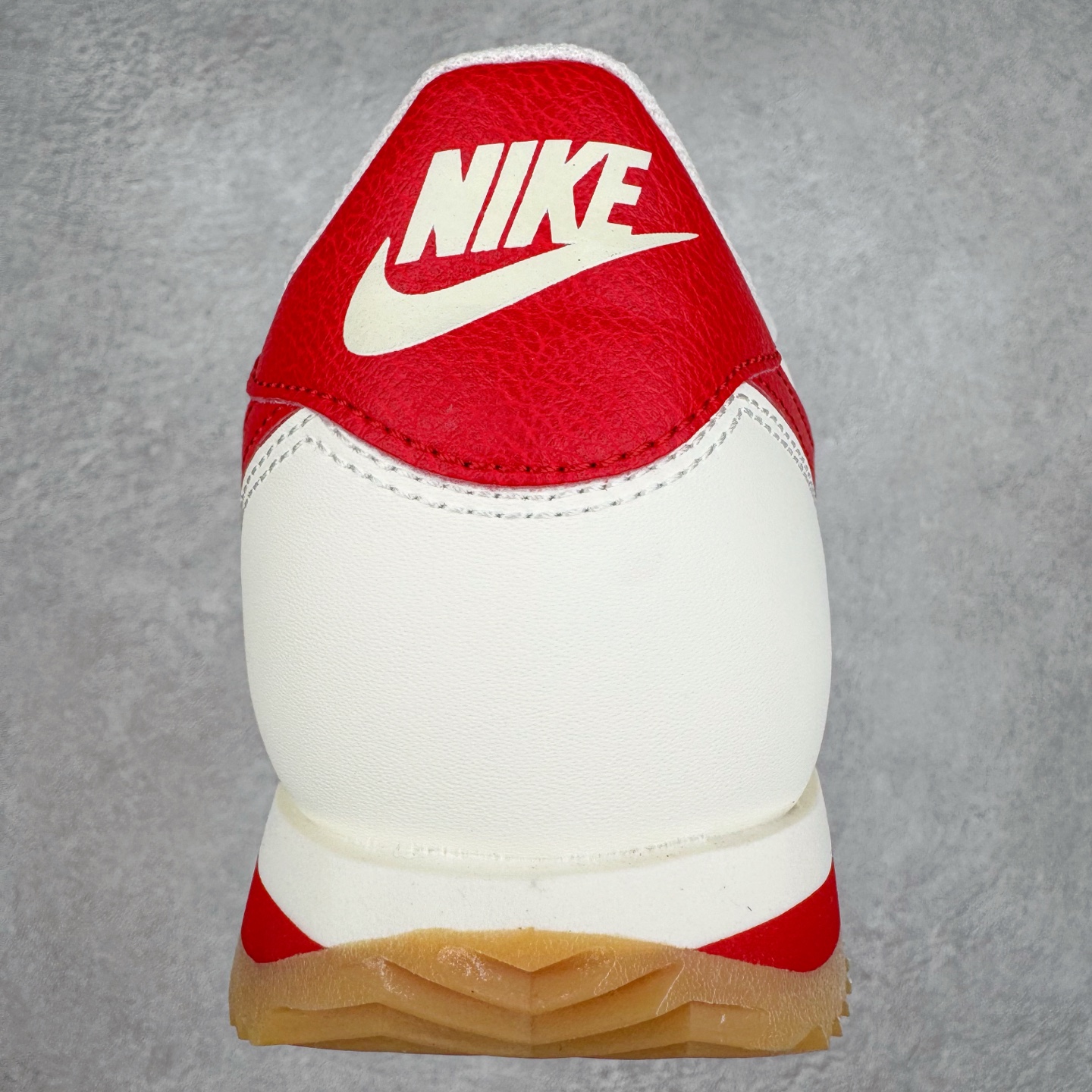 图片[8]-＃JC纯原 NK Classic Cortez Leather 阿甘复古初代皮革慢跑鞋 DM4044-110 实体平台指令订单 全套原纸板楦头开发 原厂数据大底磨具 一比一鞋头弧度高度鞋身弧度 细节品控鞋型随意对比 正确烫金高频细节 公司级标准检验QC 区分市面一切版本 完美复刻阿甘复古鞋型 尺码：35.5 36 36.5 37.5 38 38.5 39 40 40.5 41 42 42.5 43 44 45-选品中心