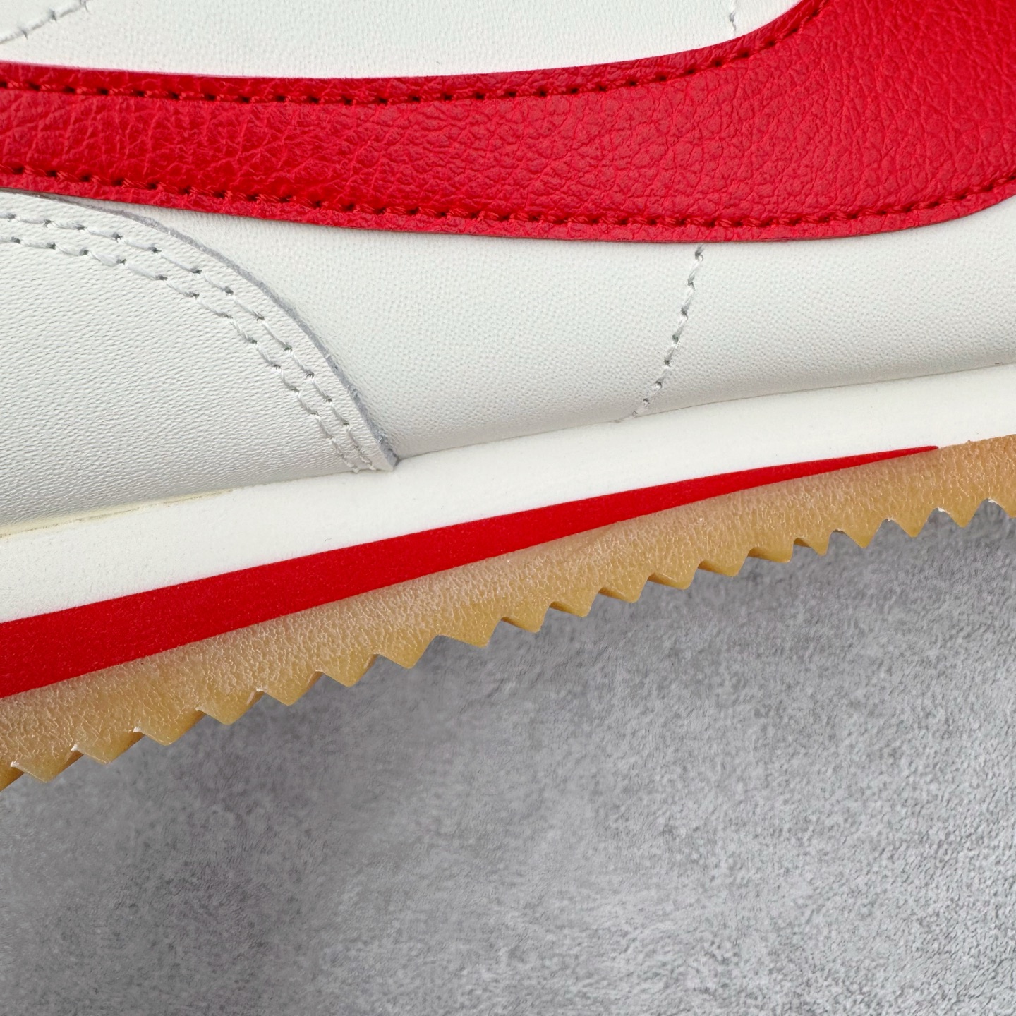 图片[18]-＃JC纯原 NK Classic Cortez Leather 阿甘复古初代皮革慢跑鞋 DM4044-110 实体平台指令订单 全套原纸板楦头开发 原厂数据大底磨具 一比一鞋头弧度高度鞋身弧度 细节品控鞋型随意对比 正确烫金高频细节 公司级标准检验QC 区分市面一切版本 完美复刻阿甘复古鞋型 尺码：35.5 36 36.5 37.5 38 38.5 39 40 40.5 41 42 42.5 43 44 45-选品中心