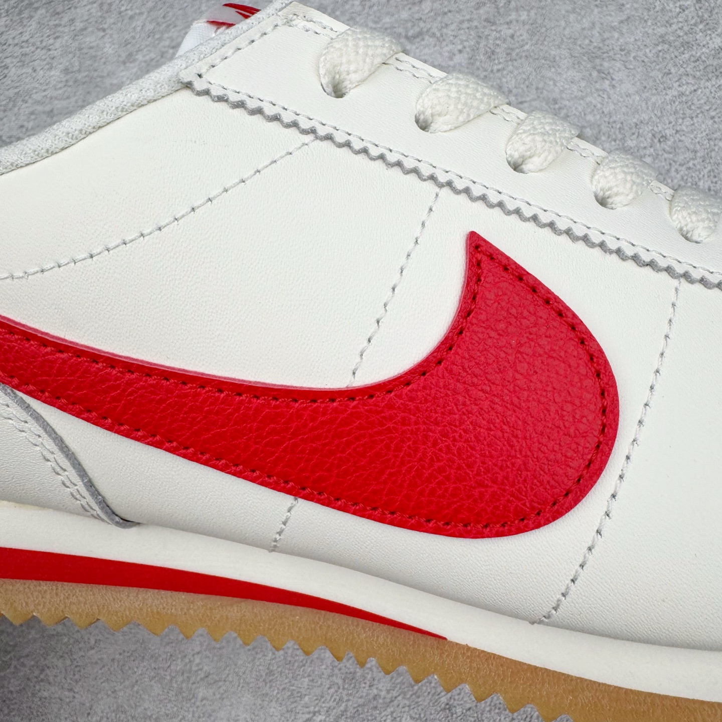 图片[17]-＃JC纯原 NK Classic Cortez Leather 阿甘复古初代皮革慢跑鞋 DM4044-110 实体平台指令订单 全套原纸板楦头开发 原厂数据大底磨具 一比一鞋头弧度高度鞋身弧度 细节品控鞋型随意对比 正确烫金高频细节 公司级标准检验QC 区分市面一切版本 完美复刻阿甘复古鞋型 尺码：35.5 36 36.5 37.5 38 38.5 39 40 40.5 41 42 42.5 43 44 45-选品中心