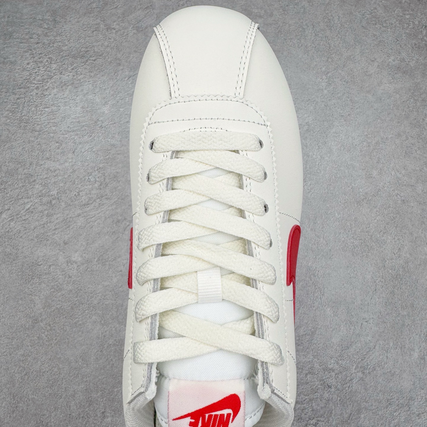 图片[4]-＃JC纯原 NK Classic Cortez Leather 阿甘复古初代皮革慢跑鞋 DM4044-110 实体平台指令订单 全套原纸板楦头开发 原厂数据大底磨具 一比一鞋头弧度高度鞋身弧度 细节品控鞋型随意对比 正确烫金高频细节 公司级标准检验QC 区分市面一切版本 完美复刻阿甘复古鞋型 尺码：35.5 36 36.5 37.5 38 38.5 39 40 40.5 41 42 42.5 43 44 45-选品中心