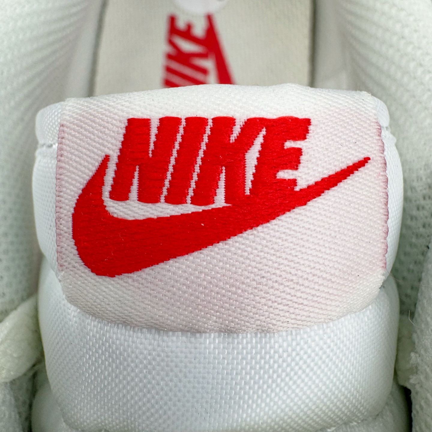 图片[14]-＃JC纯原 NK Classic Cortez Leather 阿甘复古初代皮革慢跑鞋 DM4044-110 实体平台指令订单 全套原纸板楦头开发 原厂数据大底磨具 一比一鞋头弧度高度鞋身弧度 细节品控鞋型随意对比 正确烫金高频细节 公司级标准检验QC 区分市面一切版本 完美复刻阿甘复古鞋型 尺码：35.5 36 36.5 37.5 38 38.5 39 40 40.5 41 42 42.5 43 44 45-选品中心