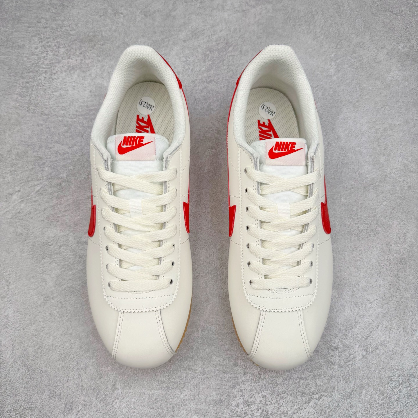 图片[2]-＃JC纯原 NK Classic Cortez Leather 阿甘复古初代皮革慢跑鞋 DM4044-110 实体平台指令订单 全套原纸板楦头开发 原厂数据大底磨具 一比一鞋头弧度高度鞋身弧度 细节品控鞋型随意对比 正确烫金高频细节 公司级标准检验QC 区分市面一切版本 完美复刻阿甘复古鞋型 尺码：35.5 36 36.5 37.5 38 38.5 39 40 40.5 41 42 42.5 43 44 45-选品中心