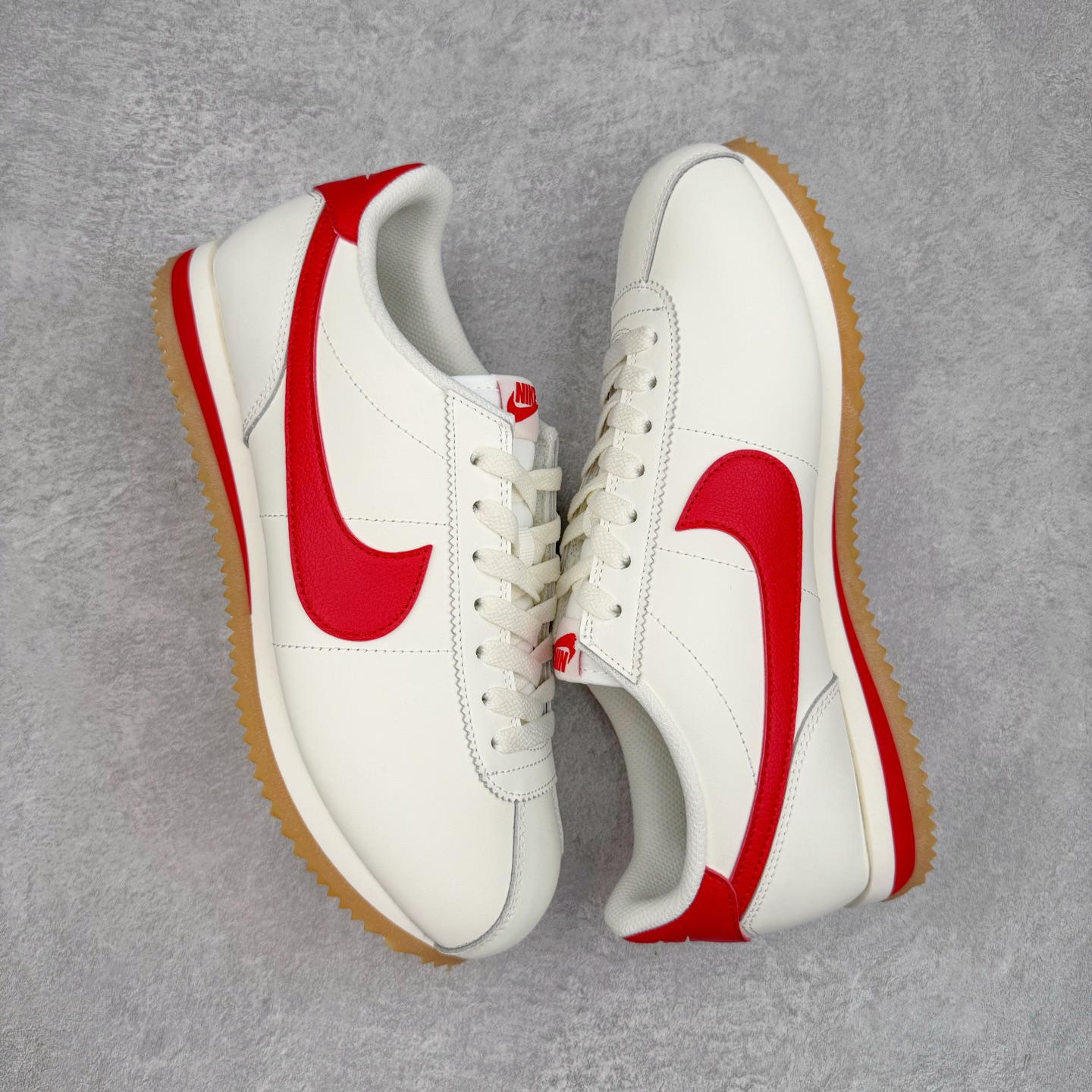 图片[3]-＃JC纯原 NK Classic Cortez Leather 阿甘复古初代皮革慢跑鞋 DM4044-110 实体平台指令订单 全套原纸板楦头开发 原厂数据大底磨具 一比一鞋头弧度高度鞋身弧度 细节品控鞋型随意对比 正确烫金高频细节 公司级标准检验QC 区分市面一切版本 完美复刻阿甘复古鞋型 尺码：35.5 36 36.5 37.5 38 38.5 39 40 40.5 41 42 42.5 43 44 45-选品中心