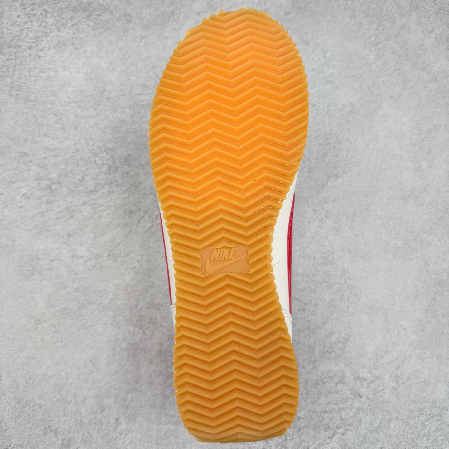 图片[9]-＃JC纯原 NK Classic Cortez Leather 阿甘复古初代皮革慢跑鞋 DM4044-110 实体平台指令订单 全套原纸板楦头开发 原厂数据大底磨具 一比一鞋头弧度高度鞋身弧度 细节品控鞋型随意对比 正确烫金高频细节 公司级标准检验QC 区分市面一切版本 完美复刻阿甘复古鞋型 尺码：35.5 36 36.5 37.5 38 38.5 39 40 40.5 41 42 42.5 43 44 45-选品中心