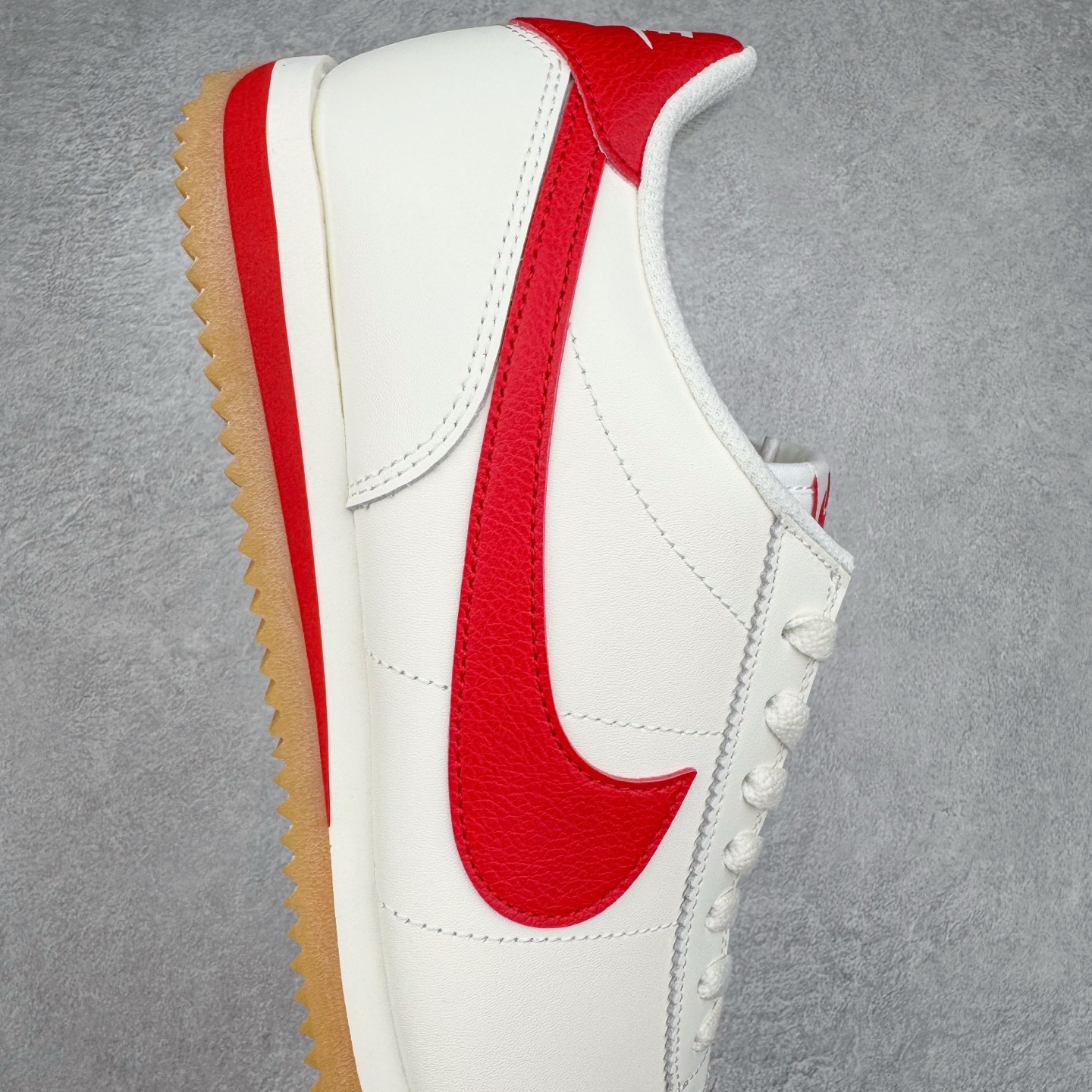 图片[6]-＃JC纯原 NK Classic Cortez Leather 阿甘复古初代皮革慢跑鞋 DM4044-110 实体平台指令订单 全套原纸板楦头开发 原厂数据大底磨具 一比一鞋头弧度高度鞋身弧度 细节品控鞋型随意对比 正确烫金高频细节 公司级标准检验QC 区分市面一切版本 完美复刻阿甘复古鞋型 尺码：35.5 36 36.5 37.5 38 38.5 39 40 40.5 41 42 42.5 43 44 45-选品中心