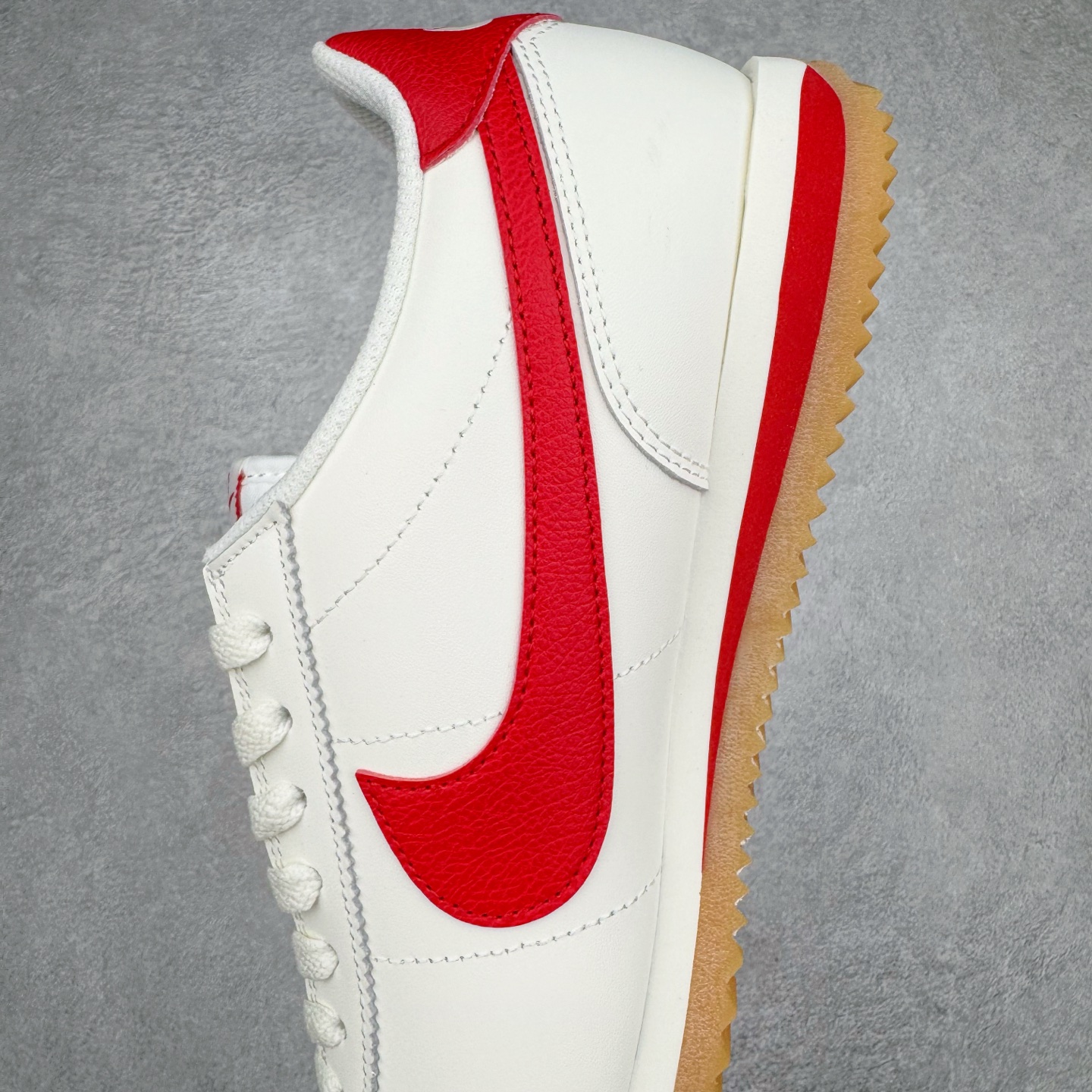 图片[7]-＃JC纯原 NK Classic Cortez Leather 阿甘复古初代皮革慢跑鞋 DM4044-110 实体平台指令订单 全套原纸板楦头开发 原厂数据大底磨具 一比一鞋头弧度高度鞋身弧度 细节品控鞋型随意对比 正确烫金高频细节 公司级标准检验QC 区分市面一切版本 完美复刻阿甘复古鞋型 尺码：35.5 36 36.5 37.5 38 38.5 39 40 40.5 41 42 42.5 43 44 45-选品中心