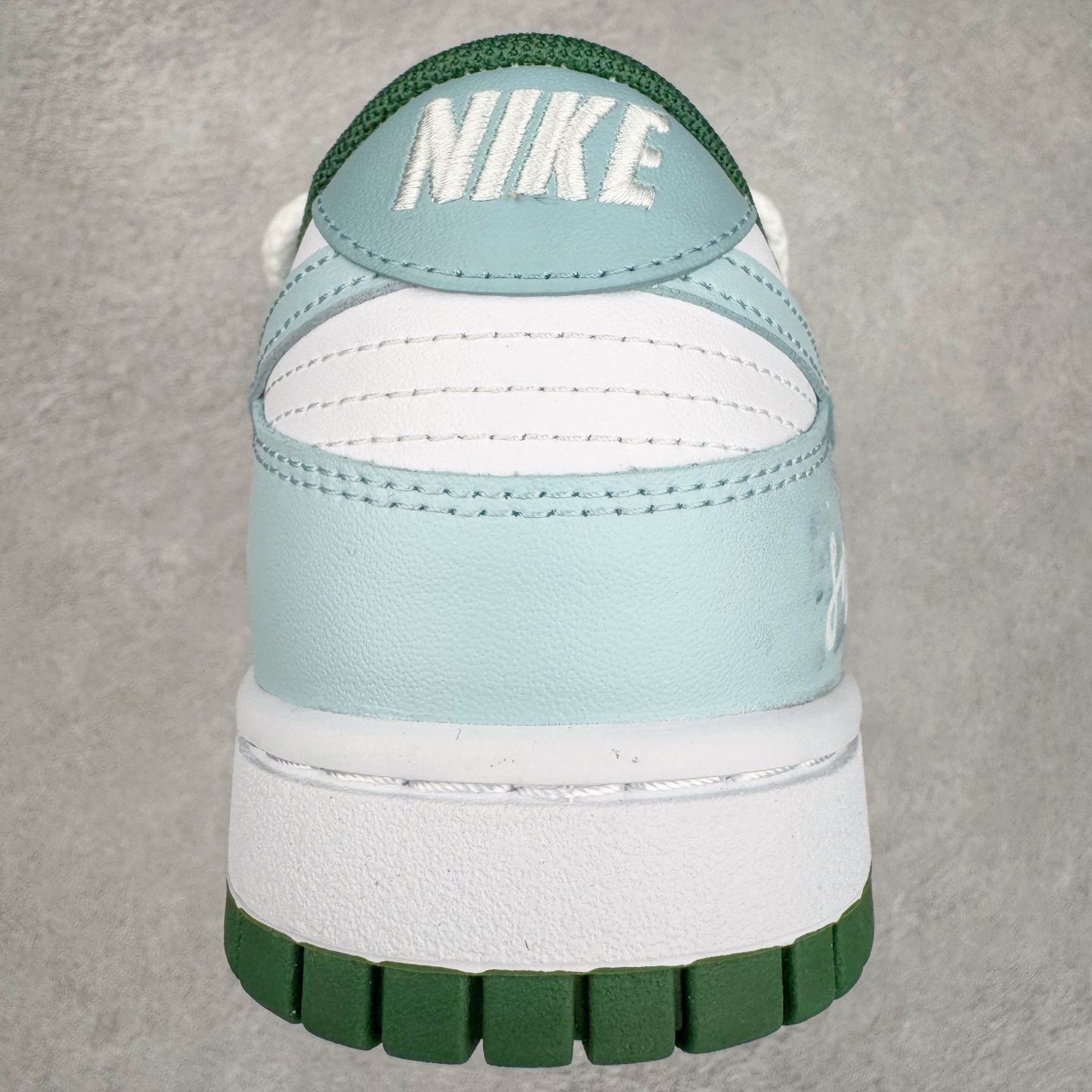 图片[8]-＃YC纯原 NK Dunk Low 灵蛇之瑞 DD1391-101 此款鞋身应用冰川蓝与月魄白交织成迷幻水波纹，采用3D打印工艺营造立体效果Swoosh，犹如灵蛇游弋的液态轨迹。后跟「Snake」主题宣言随蛇蜕鳞片逐层显现。灵蜕时刻，银鳞共振，随步态吐纳光影波澜，让每一道曲线都有灵蛇蜕变的张力。定制系列天花板 无原鞋不开发 全系列得物原鞋一比一校对开发 配色持续更新中 终端对接 优势输出 全套原厂楦头原纸板数据档案倾力打造 原汁原味莞产 极致还原 圈内最强针车工艺 高端零售指定版 广东原厂配套原盒原标 鞋盒分三个尺码段 原厂冲刀 超高清洁度 全鞋零毛边皮料切割 采用原厂百宏鞋带以及原厂百宏织唛舌标 内标可供原厂几率过验 进口原装条纹中底布 四线拉帮白色点胶 原厂拉帮手法遵循公司 原厂电绣 极致还原 尺码：36 36.5 37.5 38 38.5 39 40 40.5 41 42 42.5 43 44 44.5 45 46-选品中心