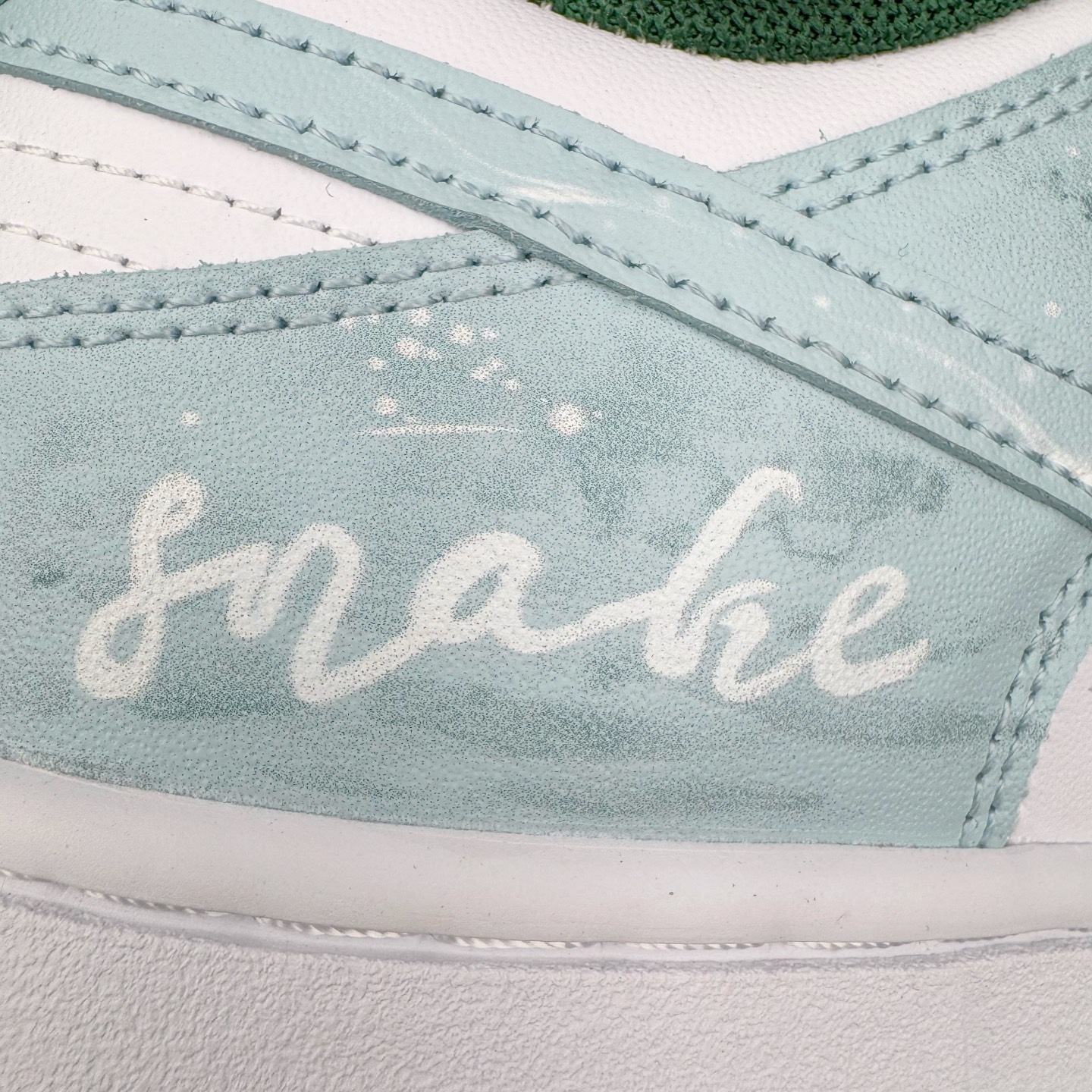 图片[17]-＃YC纯原 NK Dunk Low 灵蛇之瑞 DD1391-101 此款鞋身应用冰川蓝与月魄白交织成迷幻水波纹，采用3D打印工艺营造立体效果Swoosh，犹如灵蛇游弋的液态轨迹。后跟「Snake」主题宣言随蛇蜕鳞片逐层显现。灵蜕时刻，银鳞共振，随步态吐纳光影波澜，让每一道曲线都有灵蛇蜕变的张力。定制系列天花板 无原鞋不开发 全系列得物原鞋一比一校对开发 配色持续更新中 终端对接 优势输出 全套原厂楦头原纸板数据档案倾力打造 原汁原味莞产 极致还原 圈内最强针车工艺 高端零售指定版 广东原厂配套原盒原标 鞋盒分三个尺码段 原厂冲刀 超高清洁度 全鞋零毛边皮料切割 采用原厂百宏鞋带以及原厂百宏织唛舌标 内标可供原厂几率过验 进口原装条纹中底布 四线拉帮白色点胶 原厂拉帮手法遵循公司 原厂电绣 极致还原 尺码：36 36.5 37.5 38 38.5 39 40 40.5 41 42 42.5 43 44 44.5 45 46-选品中心