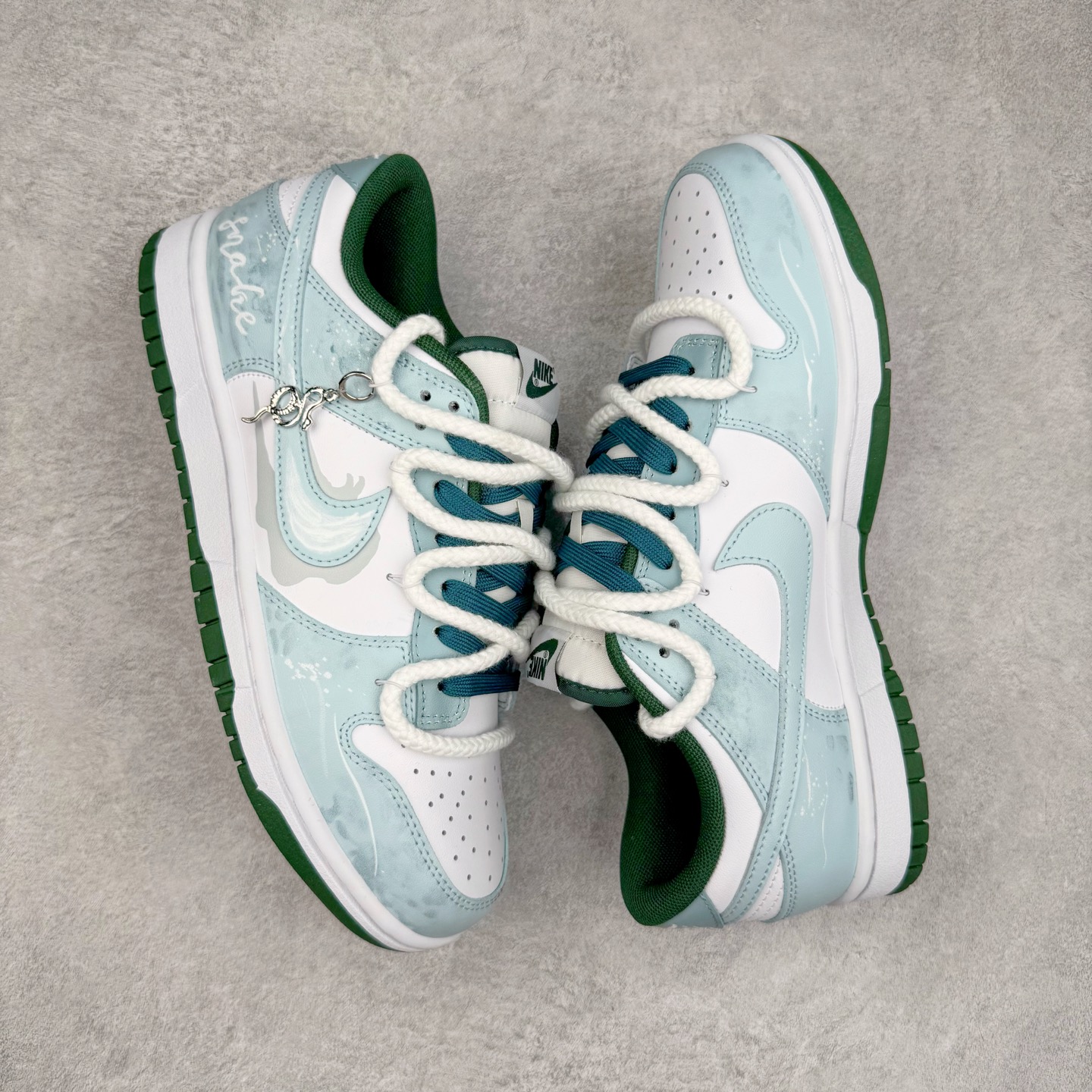 图片[3]-＃YC纯原 NK Dunk Low 灵蛇之瑞 DD1391-101 此款鞋身应用冰川蓝与月魄白交织成迷幻水波纹，采用3D打印工艺营造立体效果Swoosh，犹如灵蛇游弋的液态轨迹。后跟「Snake」主题宣言随蛇蜕鳞片逐层显现。灵蜕时刻，银鳞共振，随步态吐纳光影波澜，让每一道曲线都有灵蛇蜕变的张力。定制系列天花板 无原鞋不开发 全系列得物原鞋一比一校对开发 配色持续更新中 终端对接 优势输出 全套原厂楦头原纸板数据档案倾力打造 原汁原味莞产 极致还原 圈内最强针车工艺 高端零售指定版 广东原厂配套原盒原标 鞋盒分三个尺码段 原厂冲刀 超高清洁度 全鞋零毛边皮料切割 采用原厂百宏鞋带以及原厂百宏织唛舌标 内标可供原厂几率过验 进口原装条纹中底布 四线拉帮白色点胶 原厂拉帮手法遵循公司 原厂电绣 极致还原 尺码：36 36.5 37.5 38 38.5 39 40 40.5 41 42 42.5 43 44 44.5 45 46-选品中心