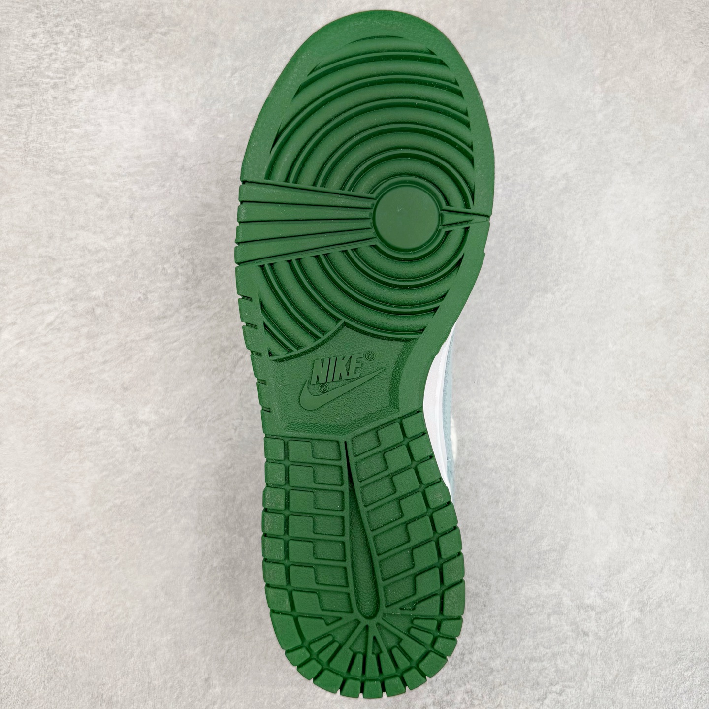 图片[9]-＃YC纯原 NK Dunk Low 灵蛇之瑞 DD1391-101 此款鞋身应用冰川蓝与月魄白交织成迷幻水波纹，采用3D打印工艺营造立体效果Swoosh，犹如灵蛇游弋的液态轨迹。后跟「Snake」主题宣言随蛇蜕鳞片逐层显现。灵蜕时刻，银鳞共振，随步态吐纳光影波澜，让每一道曲线都有灵蛇蜕变的张力。定制系列天花板 无原鞋不开发 全系列得物原鞋一比一校对开发 配色持续更新中 终端对接 优势输出 全套原厂楦头原纸板数据档案倾力打造 原汁原味莞产 极致还原 圈内最强针车工艺 高端零售指定版 广东原厂配套原盒原标 鞋盒分三个尺码段 原厂冲刀 超高清洁度 全鞋零毛边皮料切割 采用原厂百宏鞋带以及原厂百宏织唛舌标 内标可供原厂几率过验 进口原装条纹中底布 四线拉帮白色点胶 原厂拉帮手法遵循公司 原厂电绣 极致还原 尺码：36 36.5 37.5 38 38.5 39 40 40.5 41 42 42.5 43 44 44.5 45 46-选品中心