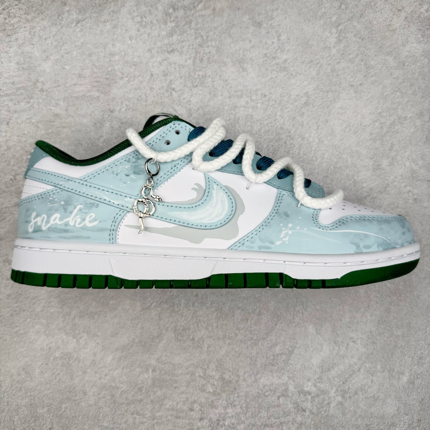 ＃YC纯原 NK Dunk Low 灵蛇之瑞 DD1391-101 此款鞋身应用冰川蓝与月魄白交织成迷幻水波纹，采用3D打印工艺营造立体效果Swoosh，犹如灵蛇游弋的液态轨迹。后跟「Snake」主题宣言随蛇蜕鳞片逐层显现。灵蜕时刻，银鳞共振，随步态吐纳光影波澜，让每一道曲线都有灵蛇蜕变的张力。定制系列天花板 无原鞋不开发 全系列得物原鞋一比一校对开发 配色持续更新中 终端对接 优势输出 全套原厂楦头原纸板数据档案倾力打造 原汁原味莞产 极致还原 圈内最强针车工艺 高端零售指定版 广东原厂配套原盒原标 鞋盒分三个尺码段 原厂冲刀 超高清洁度 全鞋零毛边皮料切割 采用原厂百宏鞋带以及原厂百宏织唛舌标 内标可供原厂几率过验 进口原装条纹中底布 四线拉帮白色点胶 原厂拉帮手法遵循公司 原厂电绣 极致还原 尺码：36 36.5 37.5 38 38.5 39 40 40.5 41 42 42.5 43 44 44.5 45 46-选品中心