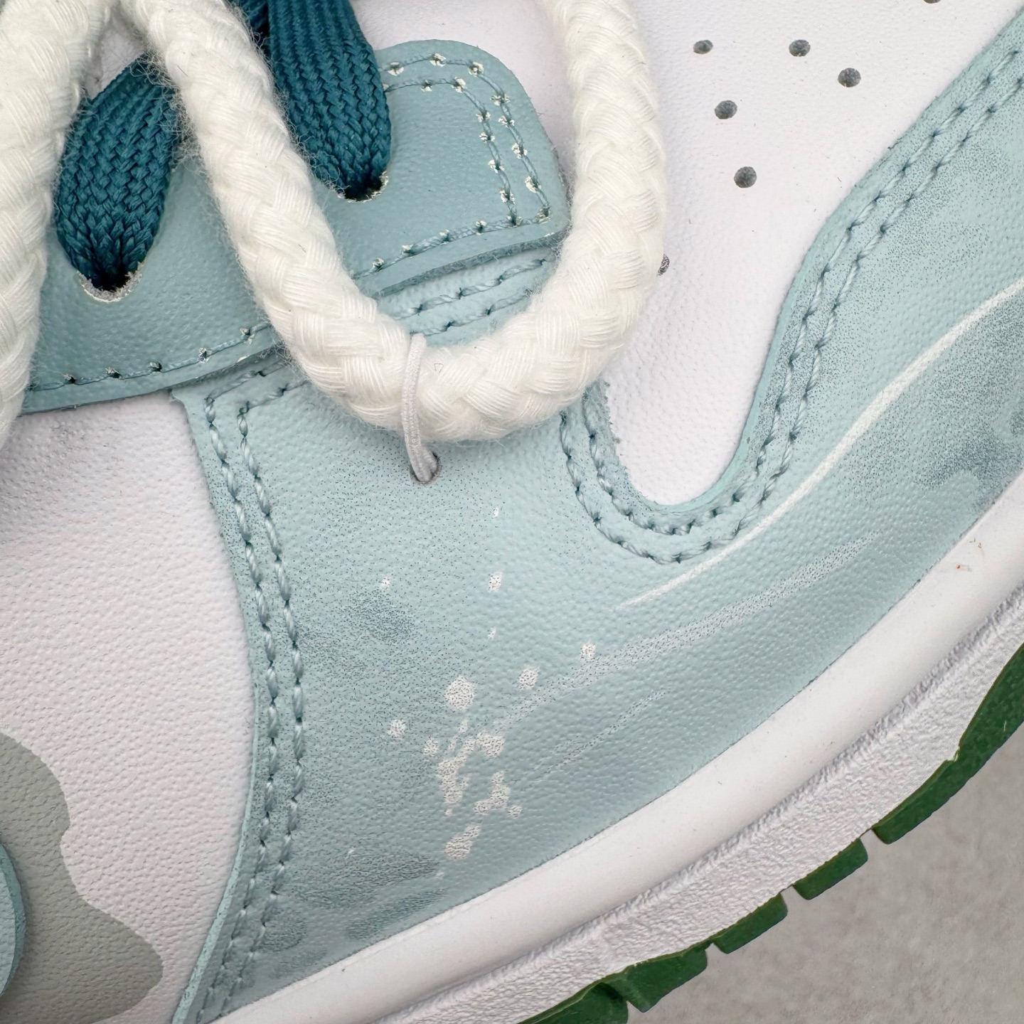 图片[20]-＃YC纯原 NK Dunk Low 灵蛇之瑞 DD1391-101 此款鞋身应用冰川蓝与月魄白交织成迷幻水波纹，采用3D打印工艺营造立体效果Swoosh，犹如灵蛇游弋的液态轨迹。后跟「Snake」主题宣言随蛇蜕鳞片逐层显现。灵蜕时刻，银鳞共振，随步态吐纳光影波澜，让每一道曲线都有灵蛇蜕变的张力。定制系列天花板 无原鞋不开发 全系列得物原鞋一比一校对开发 配色持续更新中 终端对接 优势输出 全套原厂楦头原纸板数据档案倾力打造 原汁原味莞产 极致还原 圈内最强针车工艺 高端零售指定版 广东原厂配套原盒原标 鞋盒分三个尺码段 原厂冲刀 超高清洁度 全鞋零毛边皮料切割 采用原厂百宏鞋带以及原厂百宏织唛舌标 内标可供原厂几率过验 进口原装条纹中底布 四线拉帮白色点胶 原厂拉帮手法遵循公司 原厂电绣 极致还原 尺码：36 36.5 37.5 38 38.5 39 40 40.5 41 42 42.5 43 44 44.5 45 46-选品中心