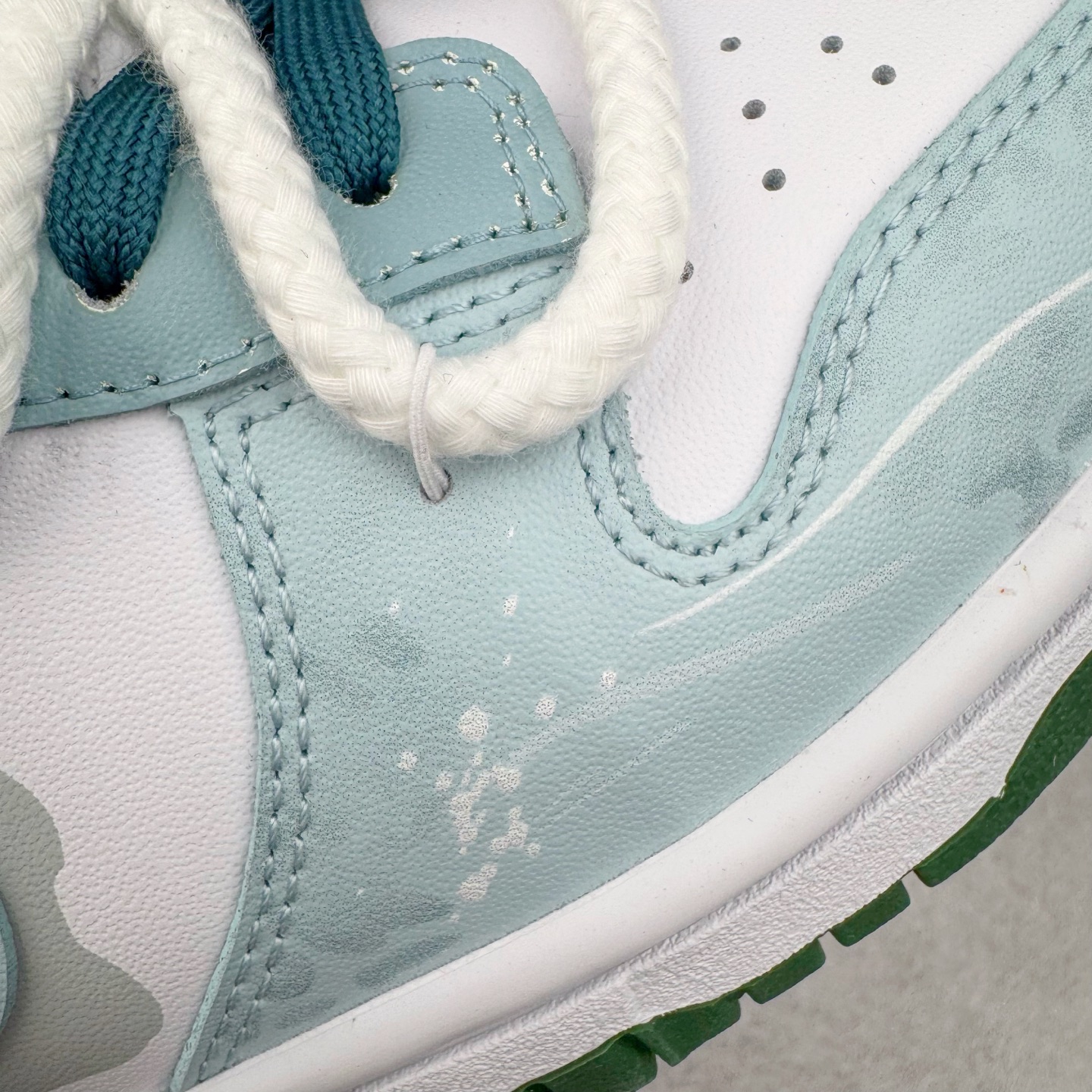 图片[19]-＃YC纯原 NK Dunk Low 灵蛇之瑞 DD1391-101 此款鞋身应用冰川蓝与月魄白交织成迷幻水波纹，采用3D打印工艺营造立体效果Swoosh，犹如灵蛇游弋的液态轨迹。后跟「Snake」主题宣言随蛇蜕鳞片逐层显现。灵蜕时刻，银鳞共振，随步态吐纳光影波澜，让每一道曲线都有灵蛇蜕变的张力。定制系列天花板 无原鞋不开发 全系列得物原鞋一比一校对开发 配色持续更新中 终端对接 优势输出 全套原厂楦头原纸板数据档案倾力打造 原汁原味莞产 极致还原 圈内最强针车工艺 高端零售指定版 广东原厂配套原盒原标 鞋盒分三个尺码段 原厂冲刀 超高清洁度 全鞋零毛边皮料切割 采用原厂百宏鞋带以及原厂百宏织唛舌标 内标可供原厂几率过验 进口原装条纹中底布 四线拉帮白色点胶 原厂拉帮手法遵循公司 原厂电绣 极致还原 尺码：36 36.5 37.5 38 38.5 39 40 40.5 41 42 42.5 43 44 44.5 45 46-选品中心