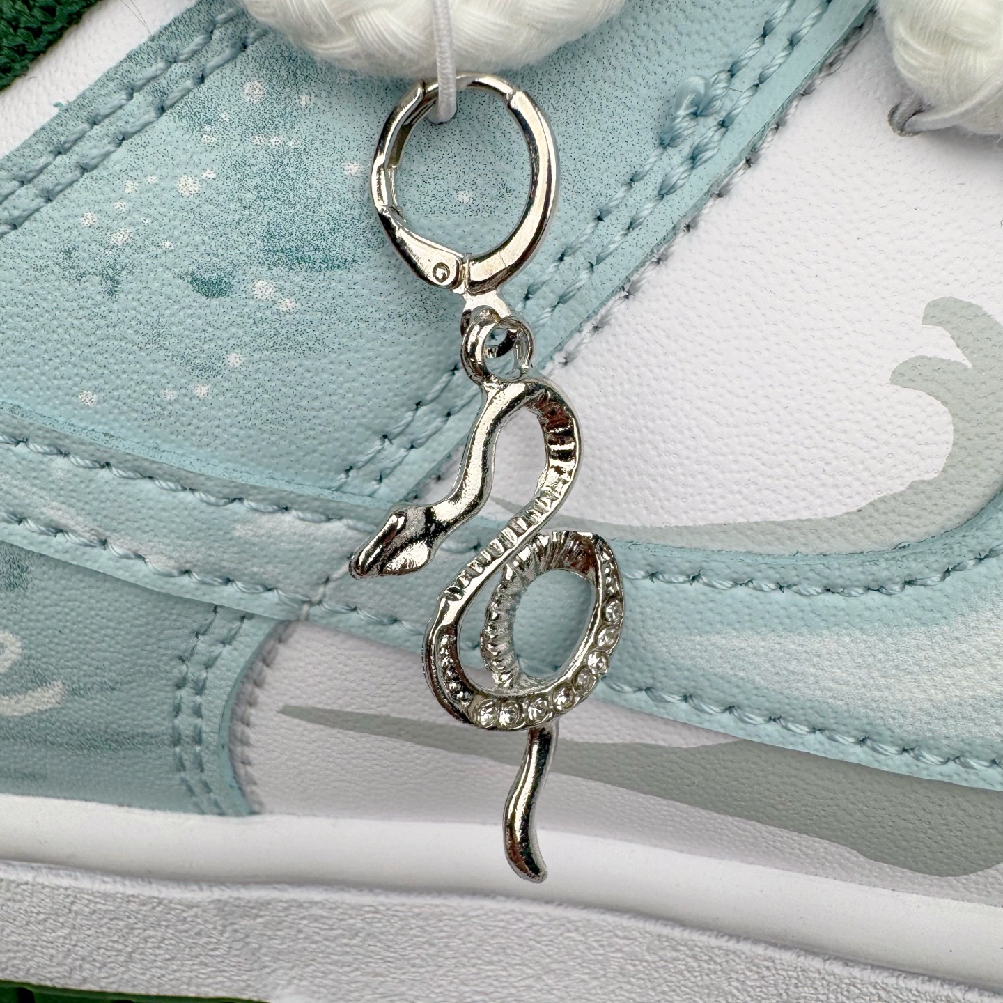 图片[14]-＃YC纯原 NK Dunk Low 灵蛇之瑞 DD1391-101 此款鞋身应用冰川蓝与月魄白交织成迷幻水波纹，采用3D打印工艺营造立体效果Swoosh，犹如灵蛇游弋的液态轨迹。后跟「Snake」主题宣言随蛇蜕鳞片逐层显现。灵蜕时刻，银鳞共振，随步态吐纳光影波澜，让每一道曲线都有灵蛇蜕变的张力。定制系列天花板 无原鞋不开发 全系列得物原鞋一比一校对开发 配色持续更新中 终端对接 优势输出 全套原厂楦头原纸板数据档案倾力打造 原汁原味莞产 极致还原 圈内最强针车工艺 高端零售指定版 广东原厂配套原盒原标 鞋盒分三个尺码段 原厂冲刀 超高清洁度 全鞋零毛边皮料切割 采用原厂百宏鞋带以及原厂百宏织唛舌标 内标可供原厂几率过验 进口原装条纹中底布 四线拉帮白色点胶 原厂拉帮手法遵循公司 原厂电绣 极致还原 尺码：36 36.5 37.5 38 38.5 39 40 40.5 41 42 42.5 43 44 44.5 45 46-选品中心