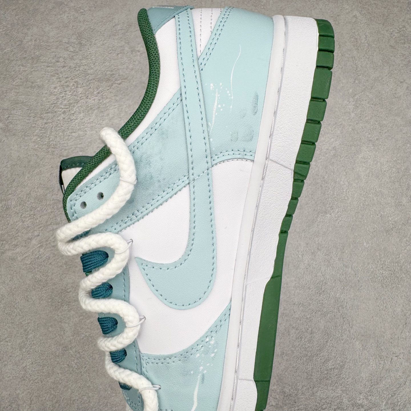 图片[7]-＃YC纯原 NK Dunk Low 灵蛇之瑞 DD1391-101 此款鞋身应用冰川蓝与月魄白交织成迷幻水波纹，采用3D打印工艺营造立体效果Swoosh，犹如灵蛇游弋的液态轨迹。后跟「Snake」主题宣言随蛇蜕鳞片逐层显现。灵蜕时刻，银鳞共振，随步态吐纳光影波澜，让每一道曲线都有灵蛇蜕变的张力。定制系列天花板 无原鞋不开发 全系列得物原鞋一比一校对开发 配色持续更新中 终端对接 优势输出 全套原厂楦头原纸板数据档案倾力打造 原汁原味莞产 极致还原 圈内最强针车工艺 高端零售指定版 广东原厂配套原盒原标 鞋盒分三个尺码段 原厂冲刀 超高清洁度 全鞋零毛边皮料切割 采用原厂百宏鞋带以及原厂百宏织唛舌标 内标可供原厂几率过验 进口原装条纹中底布 四线拉帮白色点胶 原厂拉帮手法遵循公司 原厂电绣 极致还原 尺码：36 36.5 37.5 38 38.5 39 40 40.5 41 42 42.5 43 44 44.5 45 46-选品中心