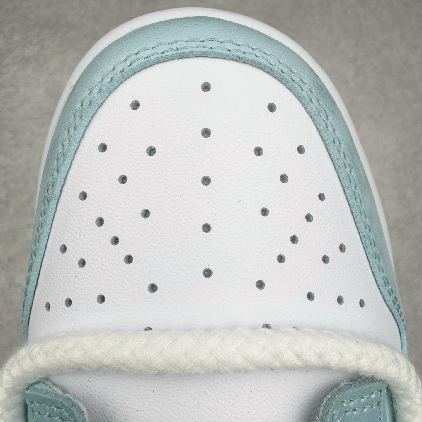 图片[15]-＃YC纯原 NK Dunk Low 灵蛇之瑞 DD1391-101 此款鞋身应用冰川蓝与月魄白交织成迷幻水波纹，采用3D打印工艺营造立体效果Swoosh，犹如灵蛇游弋的液态轨迹。后跟「Snake」主题宣言随蛇蜕鳞片逐层显现。灵蜕时刻，银鳞共振，随步态吐纳光影波澜，让每一道曲线都有灵蛇蜕变的张力。定制系列天花板 无原鞋不开发 全系列得物原鞋一比一校对开发 配色持续更新中 终端对接 优势输出 全套原厂楦头原纸板数据档案倾力打造 原汁原味莞产 极致还原 圈内最强针车工艺 高端零售指定版 广东原厂配套原盒原标 鞋盒分三个尺码段 原厂冲刀 超高清洁度 全鞋零毛边皮料切割 采用原厂百宏鞋带以及原厂百宏织唛舌标 内标可供原厂几率过验 进口原装条纹中底布 四线拉帮白色点胶 原厂拉帮手法遵循公司 原厂电绣 极致还原 尺码：36 36.5 37.5 38 38.5 39 40 40.5 41 42 42.5 43 44 44.5 45 46-选品中心