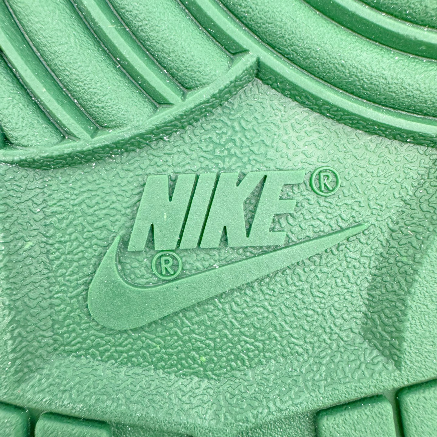 图片[21]-＃YC纯原 NK Dunk Low 灵蛇之瑞 DD1391-101 此款鞋身应用冰川蓝与月魄白交织成迷幻水波纹，采用3D打印工艺营造立体效果Swoosh，犹如灵蛇游弋的液态轨迹。后跟「Snake」主题宣言随蛇蜕鳞片逐层显现。灵蜕时刻，银鳞共振，随步态吐纳光影波澜，让每一道曲线都有灵蛇蜕变的张力。定制系列天花板 无原鞋不开发 全系列得物原鞋一比一校对开发 配色持续更新中 终端对接 优势输出 全套原厂楦头原纸板数据档案倾力打造 原汁原味莞产 极致还原 圈内最强针车工艺 高端零售指定版 广东原厂配套原盒原标 鞋盒分三个尺码段 原厂冲刀 超高清洁度 全鞋零毛边皮料切割 采用原厂百宏鞋带以及原厂百宏织唛舌标 内标可供原厂几率过验 进口原装条纹中底布 四线拉帮白色点胶 原厂拉帮手法遵循公司 原厂电绣 极致还原 尺码：36 36.5 37.5 38 38.5 39 40 40.5 41 42 42.5 43 44 44.5 45 46-选品中心