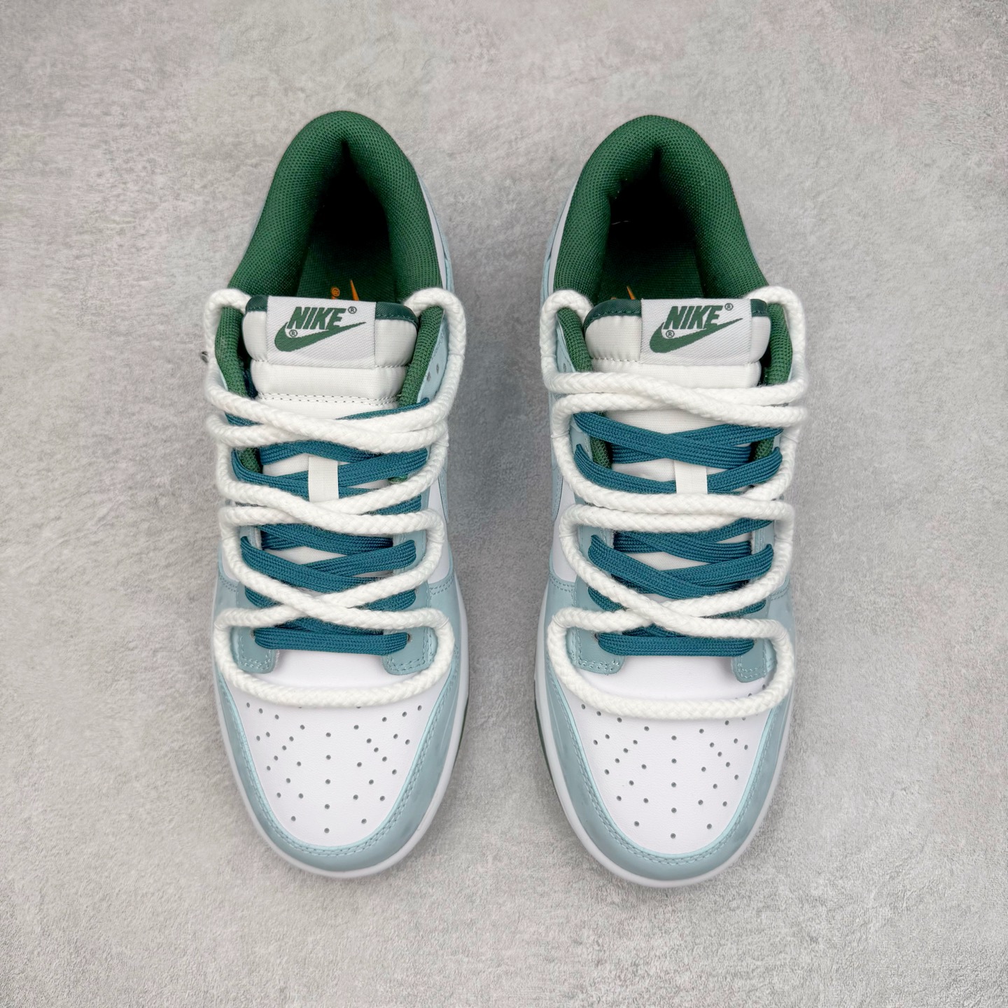 图片[2]-＃YC纯原 NK Dunk Low 灵蛇之瑞 DD1391-101 此款鞋身应用冰川蓝与月魄白交织成迷幻水波纹，采用3D打印工艺营造立体效果Swoosh，犹如灵蛇游弋的液态轨迹。后跟「Snake」主题宣言随蛇蜕鳞片逐层显现。灵蜕时刻，银鳞共振，随步态吐纳光影波澜，让每一道曲线都有灵蛇蜕变的张力。定制系列天花板 无原鞋不开发 全系列得物原鞋一比一校对开发 配色持续更新中 终端对接 优势输出 全套原厂楦头原纸板数据档案倾力打造 原汁原味莞产 极致还原 圈内最强针车工艺 高端零售指定版 广东原厂配套原盒原标 鞋盒分三个尺码段 原厂冲刀 超高清洁度 全鞋零毛边皮料切割 采用原厂百宏鞋带以及原厂百宏织唛舌标 内标可供原厂几率过验 进口原装条纹中底布 四线拉帮白色点胶 原厂拉帮手法遵循公司 原厂电绣 极致还原 尺码：36 36.5 37.5 38 38.5 39 40 40.5 41 42 42.5 43 44 44.5 45 46-选品中心