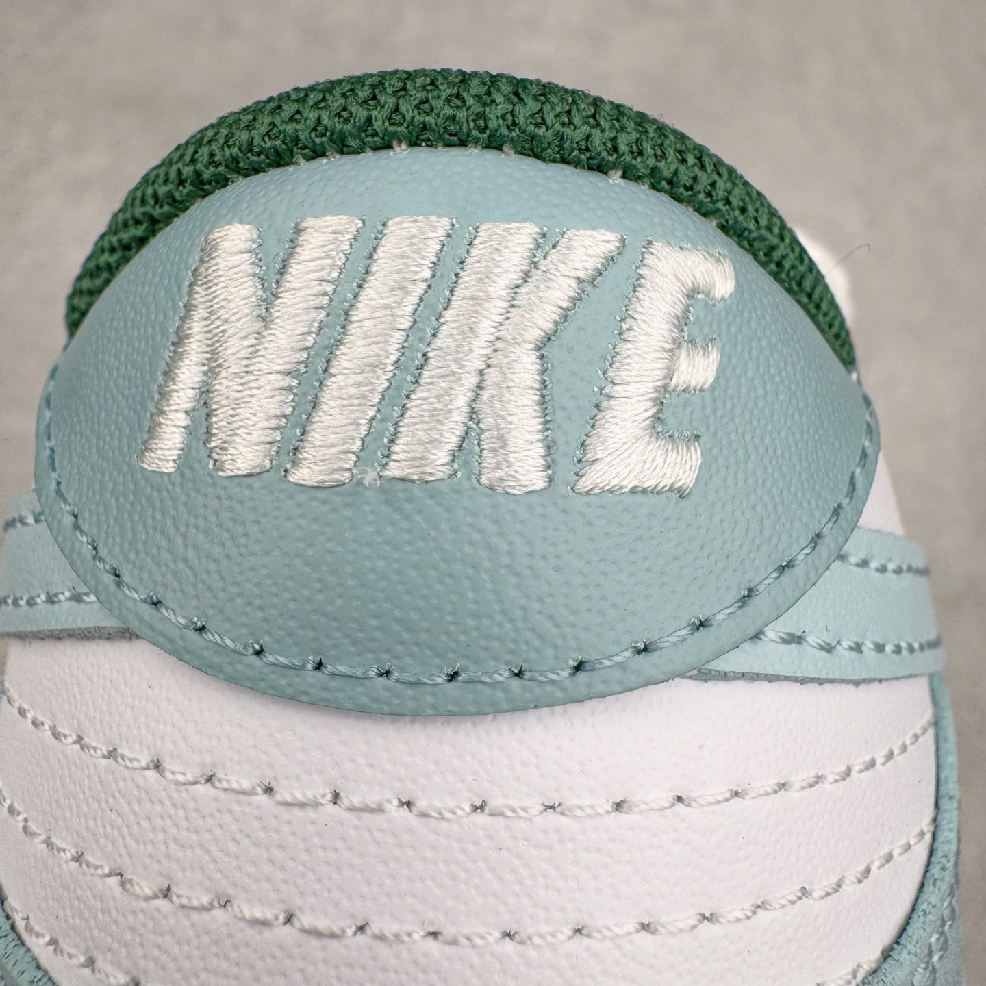 图片[16]-＃YC纯原 NK Dunk Low 灵蛇之瑞 DD1391-101 此款鞋身应用冰川蓝与月魄白交织成迷幻水波纹，采用3D打印工艺营造立体效果Swoosh，犹如灵蛇游弋的液态轨迹。后跟「Snake」主题宣言随蛇蜕鳞片逐层显现。灵蜕时刻，银鳞共振，随步态吐纳光影波澜，让每一道曲线都有灵蛇蜕变的张力。定制系列天花板 无原鞋不开发 全系列得物原鞋一比一校对开发 配色持续更新中 终端对接 优势输出 全套原厂楦头原纸板数据档案倾力打造 原汁原味莞产 极致还原 圈内最强针车工艺 高端零售指定版 广东原厂配套原盒原标 鞋盒分三个尺码段 原厂冲刀 超高清洁度 全鞋零毛边皮料切割 采用原厂百宏鞋带以及原厂百宏织唛舌标 内标可供原厂几率过验 进口原装条纹中底布 四线拉帮白色点胶 原厂拉帮手法遵循公司 原厂电绣 极致还原 尺码：36 36.5 37.5 38 38.5 39 40 40.5 41 42 42.5 43 44 44.5 45 46-选品中心