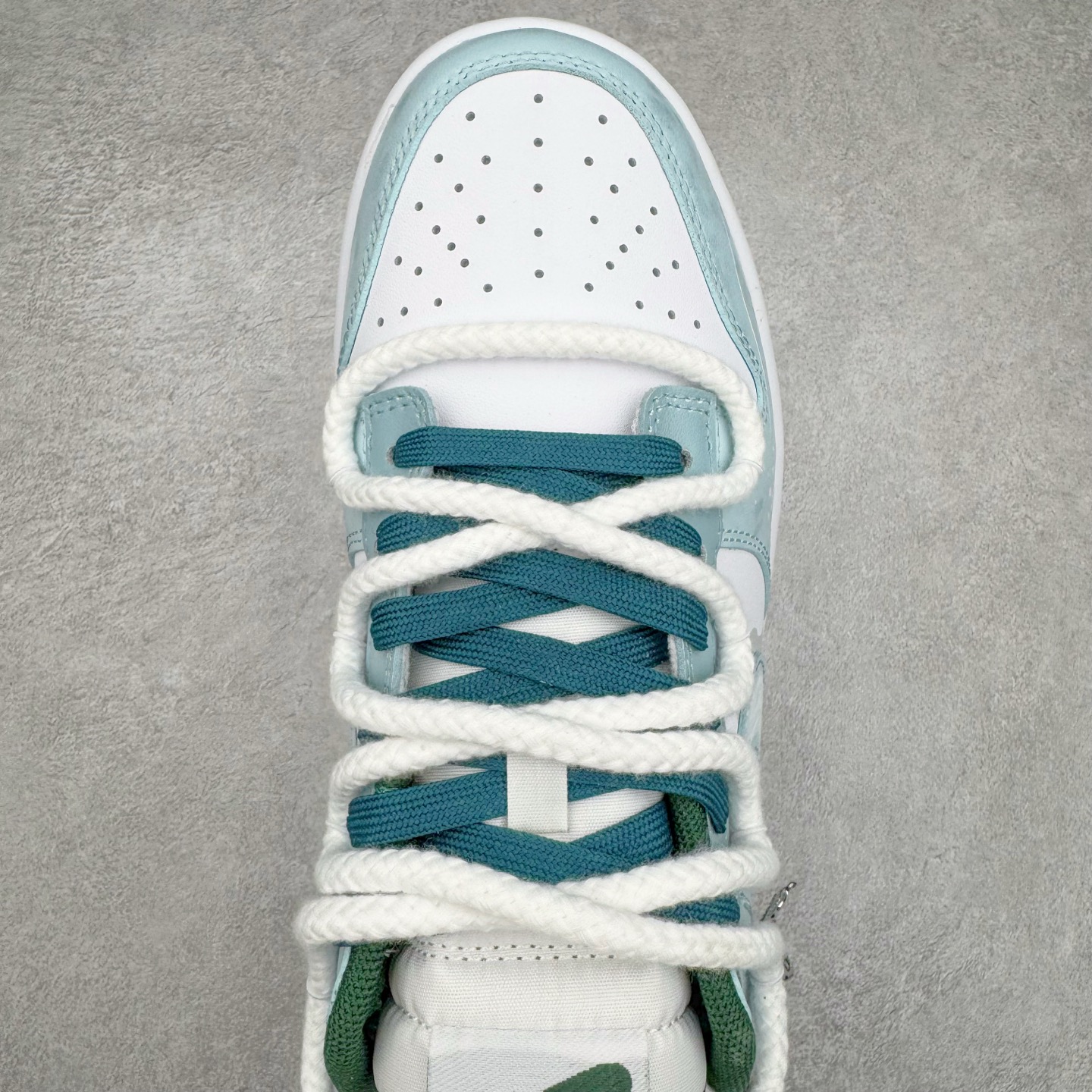 图片[4]-＃YC纯原 NK Dunk Low 灵蛇之瑞 DD1391-101 此款鞋身应用冰川蓝与月魄白交织成迷幻水波纹，采用3D打印工艺营造立体效果Swoosh，犹如灵蛇游弋的液态轨迹。后跟「Snake」主题宣言随蛇蜕鳞片逐层显现。灵蜕时刻，银鳞共振，随步态吐纳光影波澜，让每一道曲线都有灵蛇蜕变的张力。定制系列天花板 无原鞋不开发 全系列得物原鞋一比一校对开发 配色持续更新中 终端对接 优势输出 全套原厂楦头原纸板数据档案倾力打造 原汁原味莞产 极致还原 圈内最强针车工艺 高端零售指定版 广东原厂配套原盒原标 鞋盒分三个尺码段 原厂冲刀 超高清洁度 全鞋零毛边皮料切割 采用原厂百宏鞋带以及原厂百宏织唛舌标 内标可供原厂几率过验 进口原装条纹中底布 四线拉帮白色点胶 原厂拉帮手法遵循公司 原厂电绣 极致还原 尺码：36 36.5 37.5 38 38.5 39 40 40.5 41 42 42.5 43 44 44.5 45 46-选品中心