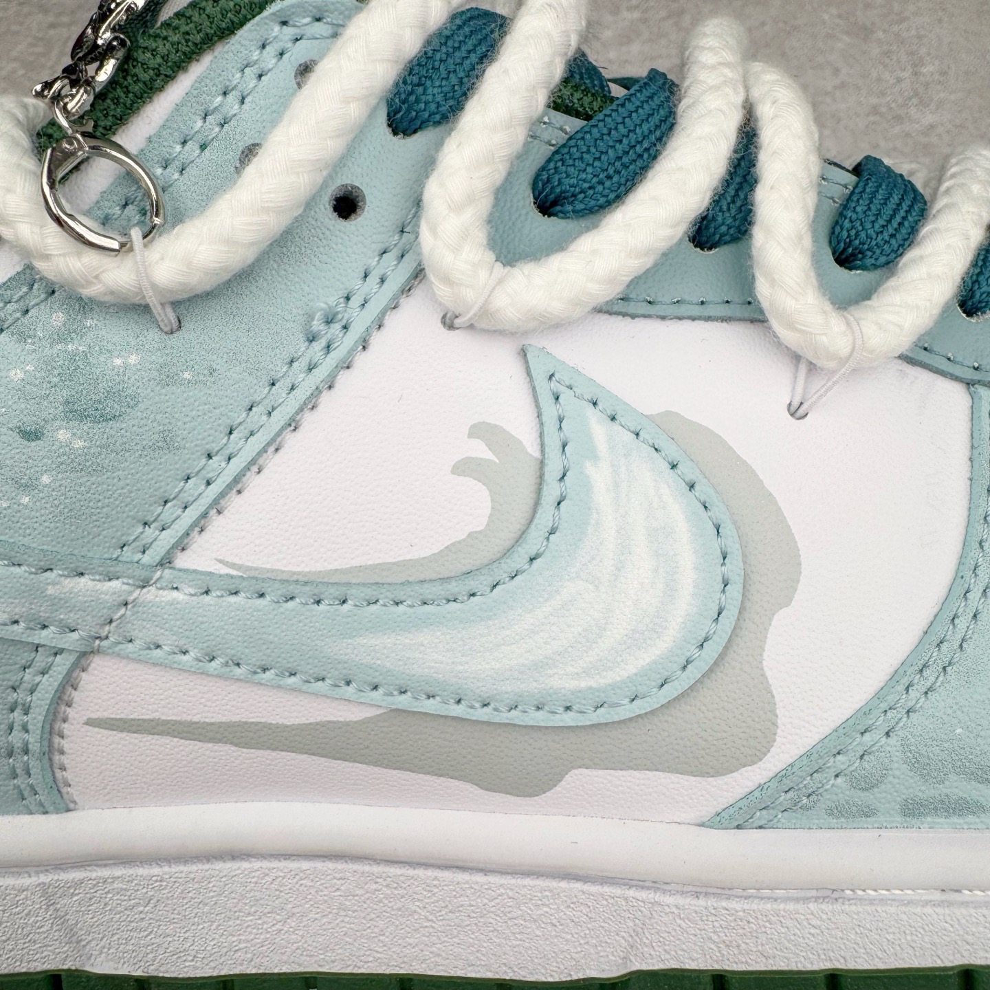 图片[18]-＃YC纯原 NK Dunk Low 灵蛇之瑞 DD1391-101 此款鞋身应用冰川蓝与月魄白交织成迷幻水波纹，采用3D打印工艺营造立体效果Swoosh，犹如灵蛇游弋的液态轨迹。后跟「Snake」主题宣言随蛇蜕鳞片逐层显现。灵蜕时刻，银鳞共振，随步态吐纳光影波澜，让每一道曲线都有灵蛇蜕变的张力。定制系列天花板 无原鞋不开发 全系列得物原鞋一比一校对开发 配色持续更新中 终端对接 优势输出 全套原厂楦头原纸板数据档案倾力打造 原汁原味莞产 极致还原 圈内最强针车工艺 高端零售指定版 广东原厂配套原盒原标 鞋盒分三个尺码段 原厂冲刀 超高清洁度 全鞋零毛边皮料切割 采用原厂百宏鞋带以及原厂百宏织唛舌标 内标可供原厂几率过验 进口原装条纹中底布 四线拉帮白色点胶 原厂拉帮手法遵循公司 原厂电绣 极致还原 尺码：36 36.5 37.5 38 38.5 39 40 40.5 41 42 42.5 43 44 44.5 45 46-选品中心