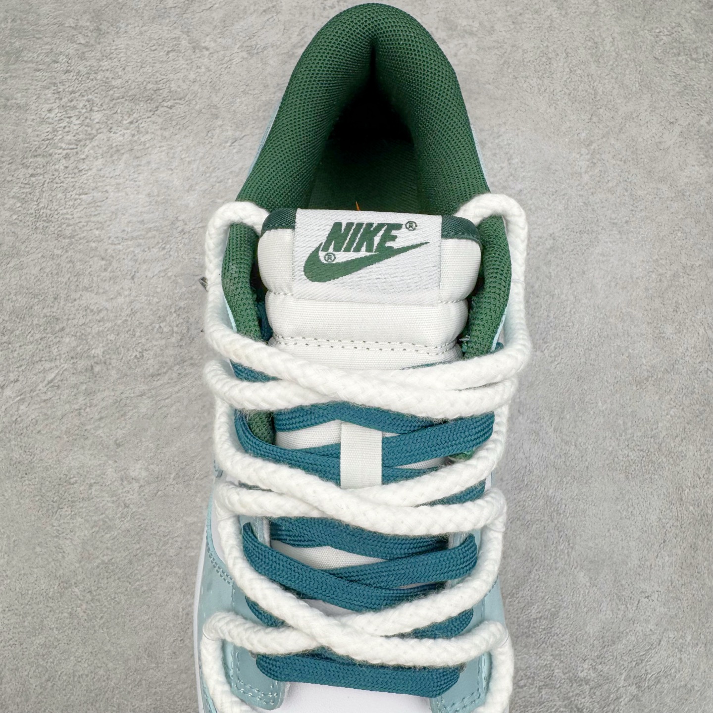 图片[5]-＃YC纯原 NK Dunk Low 灵蛇之瑞 DD1391-101 此款鞋身应用冰川蓝与月魄白交织成迷幻水波纹，采用3D打印工艺营造立体效果Swoosh，犹如灵蛇游弋的液态轨迹。后跟「Snake」主题宣言随蛇蜕鳞片逐层显现。灵蜕时刻，银鳞共振，随步态吐纳光影波澜，让每一道曲线都有灵蛇蜕变的张力。定制系列天花板 无原鞋不开发 全系列得物原鞋一比一校对开发 配色持续更新中 终端对接 优势输出 全套原厂楦头原纸板数据档案倾力打造 原汁原味莞产 极致还原 圈内最强针车工艺 高端零售指定版 广东原厂配套原盒原标 鞋盒分三个尺码段 原厂冲刀 超高清洁度 全鞋零毛边皮料切割 采用原厂百宏鞋带以及原厂百宏织唛舌标 内标可供原厂几率过验 进口原装条纹中底布 四线拉帮白色点胶 原厂拉帮手法遵循公司 原厂电绣 极致还原 尺码：36 36.5 37.5 38 38.5 39 40 40.5 41 42 42.5 43 44 44.5 45 46-选品中心