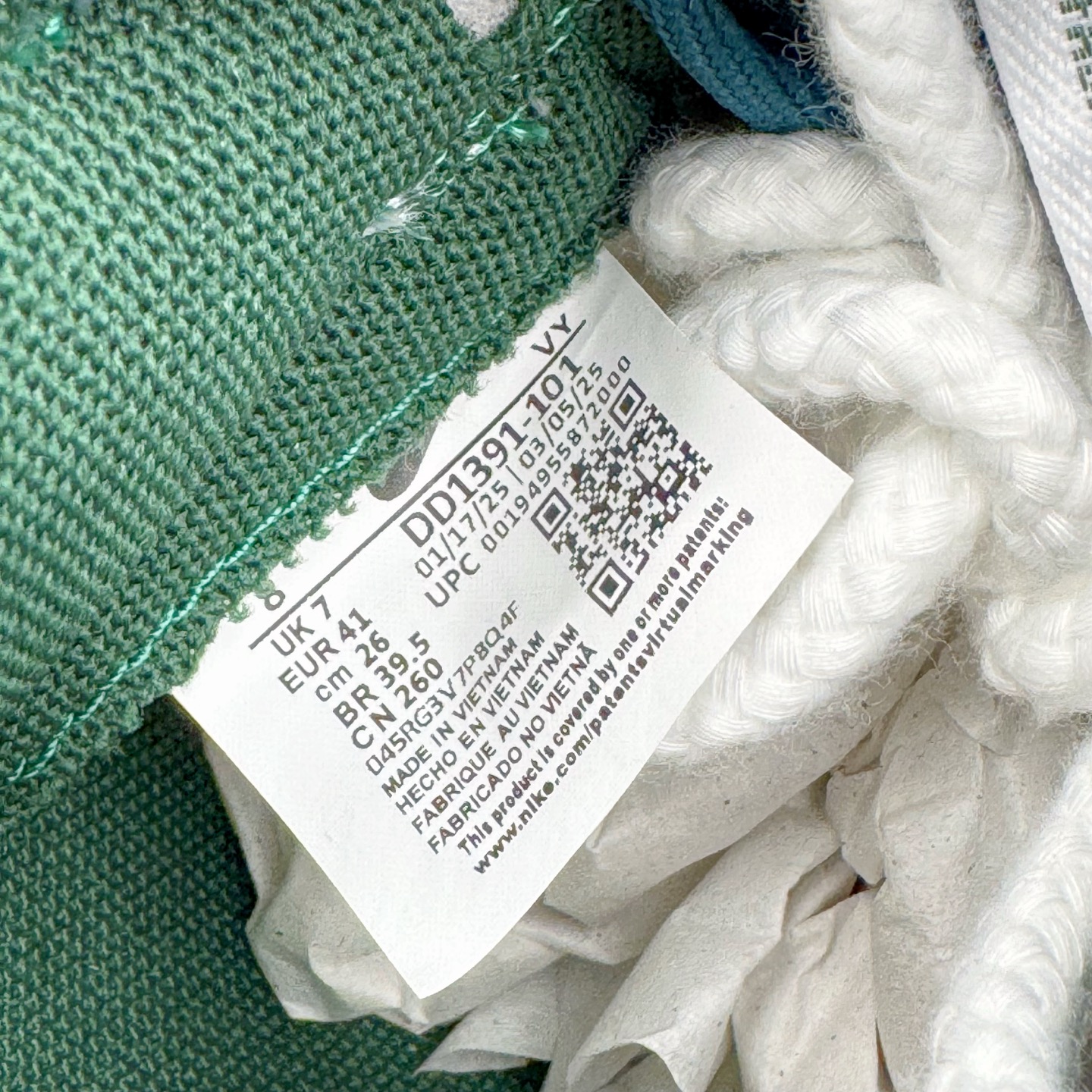 图片[12]-＃YC纯原 NK Dunk Low 灵蛇之瑞 DD1391-101 此款鞋身应用冰川蓝与月魄白交织成迷幻水波纹，采用3D打印工艺营造立体效果Swoosh，犹如灵蛇游弋的液态轨迹。后跟「Snake」主题宣言随蛇蜕鳞片逐层显现。灵蜕时刻，银鳞共振，随步态吐纳光影波澜，让每一道曲线都有灵蛇蜕变的张力。定制系列天花板 无原鞋不开发 全系列得物原鞋一比一校对开发 配色持续更新中 终端对接 优势输出 全套原厂楦头原纸板数据档案倾力打造 原汁原味莞产 极致还原 圈内最强针车工艺 高端零售指定版 广东原厂配套原盒原标 鞋盒分三个尺码段 原厂冲刀 超高清洁度 全鞋零毛边皮料切割 采用原厂百宏鞋带以及原厂百宏织唛舌标 内标可供原厂几率过验 进口原装条纹中底布 四线拉帮白色点胶 原厂拉帮手法遵循公司 原厂电绣 极致还原 尺码：36 36.5 37.5 38 38.5 39 40 40.5 41 42 42.5 43 44 44.5 45 46-选品中心