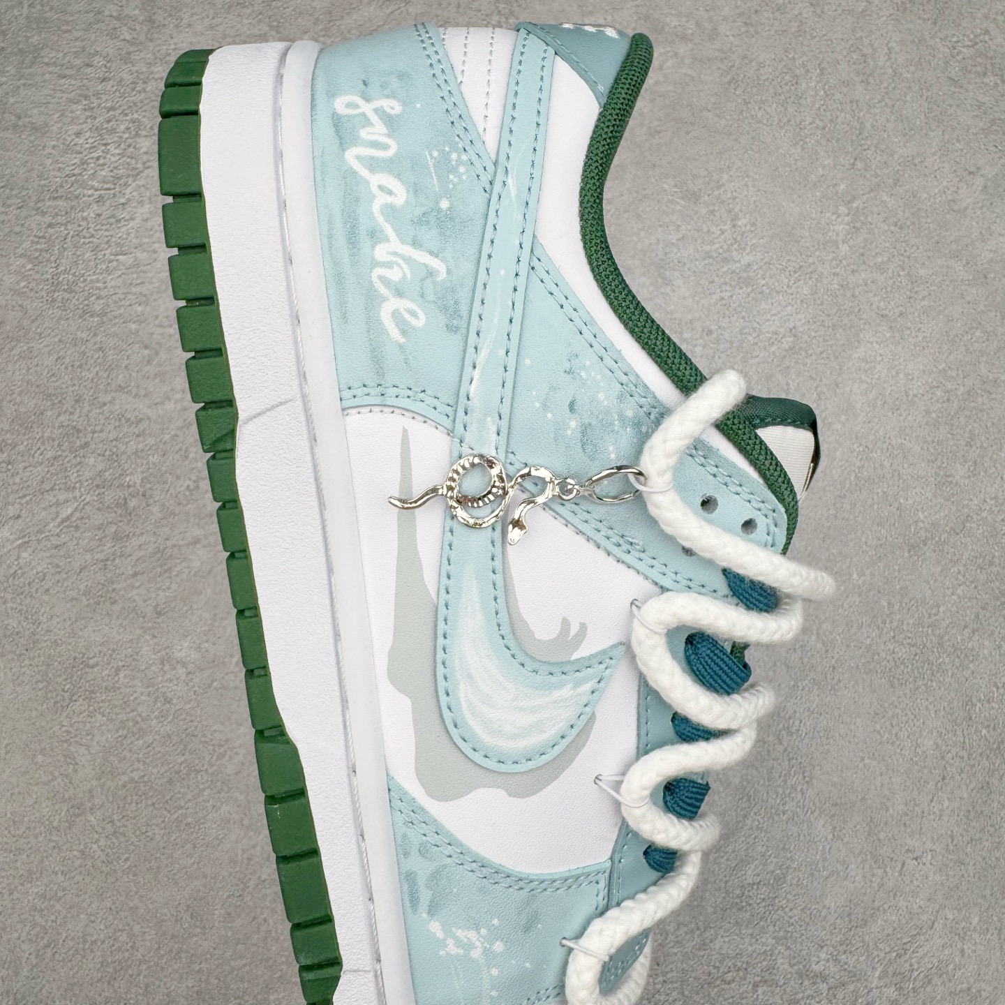 图片[6]-＃YC纯原 NK Dunk Low 灵蛇之瑞 DD1391-101 此款鞋身应用冰川蓝与月魄白交织成迷幻水波纹，采用3D打印工艺营造立体效果Swoosh，犹如灵蛇游弋的液态轨迹。后跟「Snake」主题宣言随蛇蜕鳞片逐层显现。灵蜕时刻，银鳞共振，随步态吐纳光影波澜，让每一道曲线都有灵蛇蜕变的张力。定制系列天花板 无原鞋不开发 全系列得物原鞋一比一校对开发 配色持续更新中 终端对接 优势输出 全套原厂楦头原纸板数据档案倾力打造 原汁原味莞产 极致还原 圈内最强针车工艺 高端零售指定版 广东原厂配套原盒原标 鞋盒分三个尺码段 原厂冲刀 超高清洁度 全鞋零毛边皮料切割 采用原厂百宏鞋带以及原厂百宏织唛舌标 内标可供原厂几率过验 进口原装条纹中底布 四线拉帮白色点胶 原厂拉帮手法遵循公司 原厂电绣 极致还原 尺码：36 36.5 37.5 38 38.5 39 40 40.5 41 42 42.5 43 44 44.5 45 46-选品中心