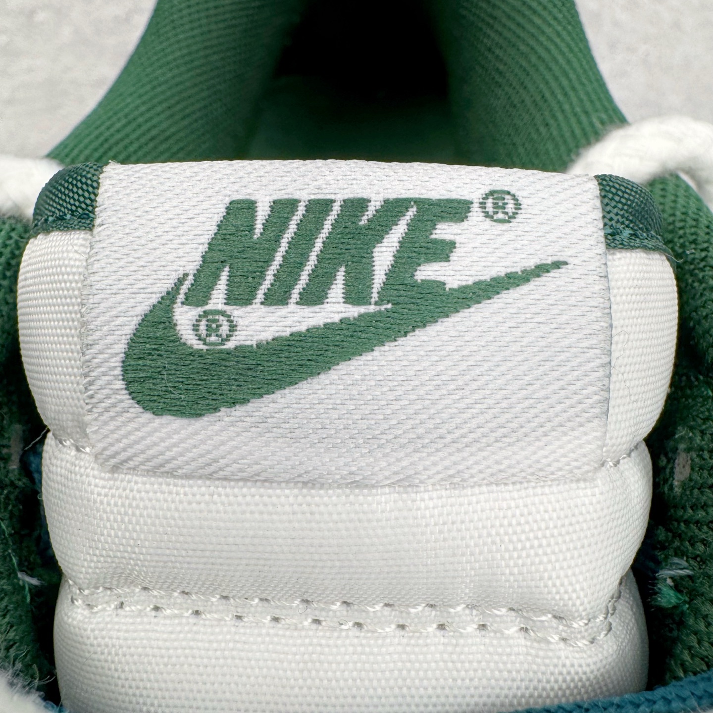 图片[13]-＃YC纯原 NK Dunk Low 灵蛇之瑞 DD1391-101 此款鞋身应用冰川蓝与月魄白交织成迷幻水波纹，采用3D打印工艺营造立体效果Swoosh，犹如灵蛇游弋的液态轨迹。后跟「Snake」主题宣言随蛇蜕鳞片逐层显现。灵蜕时刻，银鳞共振，随步态吐纳光影波澜，让每一道曲线都有灵蛇蜕变的张力。定制系列天花板 无原鞋不开发 全系列得物原鞋一比一校对开发 配色持续更新中 终端对接 优势输出 全套原厂楦头原纸板数据档案倾力打造 原汁原味莞产 极致还原 圈内最强针车工艺 高端零售指定版 广东原厂配套原盒原标 鞋盒分三个尺码段 原厂冲刀 超高清洁度 全鞋零毛边皮料切割 采用原厂百宏鞋带以及原厂百宏织唛舌标 内标可供原厂几率过验 进口原装条纹中底布 四线拉帮白色点胶 原厂拉帮手法遵循公司 原厂电绣 极致还原 尺码：36 36.5 37.5 38 38.5 39 40 40.5 41 42 42.5 43 44 44.5 45 46-选品中心