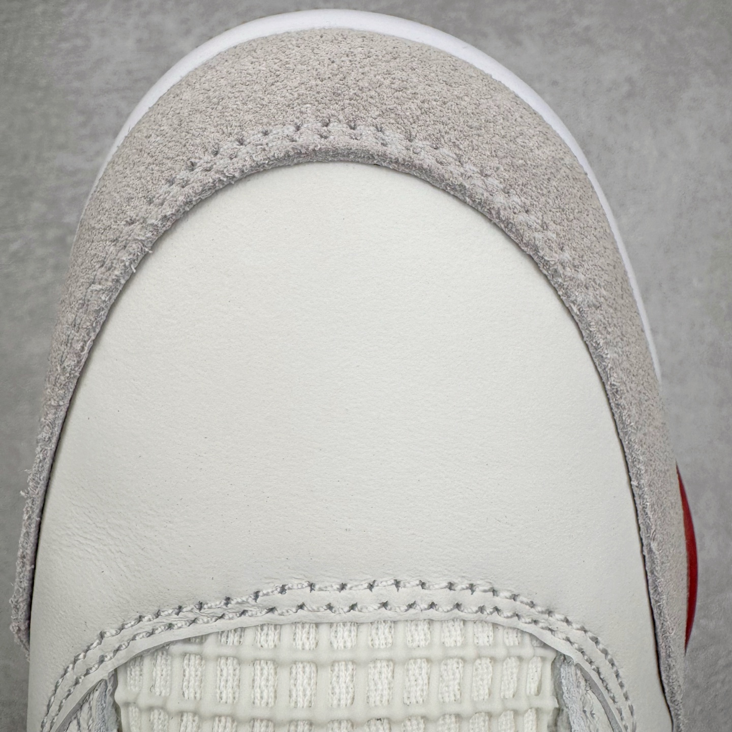 图片[13]-＃LN3 NK SB x Air Jordan AJ4 联名白红 DR5415-106 全新批次 重点区分市面 唯一正确细节 后跟饰片中心位置有合模线 超弹硅胶材质 内层不织布补强 补强为硅胶提供更强耐久性 避免断裂 圈内最强四代 独家外贸特供尺码含 45.5 49.5 50.5 耗时半年巨作 全套原纸板楦头开发 原厂特供皮料加持 确保原汁原味 完美呈现四代版型 一比一鞋头弧度高度鞋身弧度 数据细节工艺流程均保持原鞋一致 原厂TPU网格鞋带扣 正确内里网布 菱角分明不变形无多余毛边 柔软性质感一致于原鞋 市场唯一原厂鞋扣模具 背面可见隐藏注塑口 原厂织唛标 原厂飞人电绣工艺 尾指中部跳三针 独家绑鞋带手法 印刷中底布 四线拉帮 米色美纹纸贴合固定 进口港宝加持 后跟自然饱满 全鞋荧光划线卡点 追求极致完美 每一双都是工艺品 多重QC质检 超越公司货的品控标准 实实在在的免检产品 尺码：40 40.5 41 42 42.5 43 44 44.5 45 45.5 46 47.5 48.5 49.5 50.5-选品中心