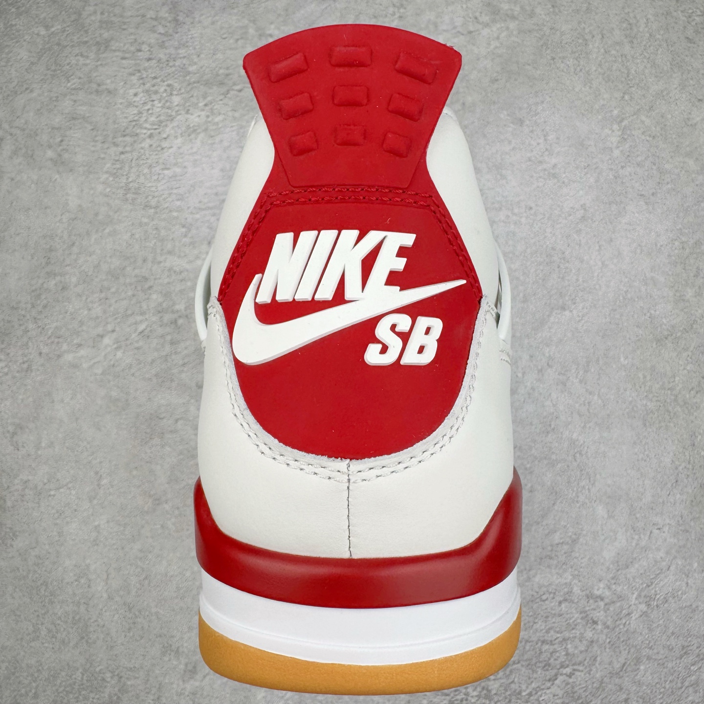 图片[8]-＃LN3 NK SB x Air Jordan AJ4 联名白红 DR5415-106 全新批次 重点区分市面 唯一正确细节 后跟饰片中心位置有合模线 超弹硅胶材质 内层不织布补强 补强为硅胶提供更强耐久性 避免断裂 圈内最强四代 独家外贸特供尺码含 45.5 49.5 50.5 耗时半年巨作 全套原纸板楦头开发 原厂特供皮料加持 确保原汁原味 完美呈现四代版型 一比一鞋头弧度高度鞋身弧度 数据细节工艺流程均保持原鞋一致 原厂TPU网格鞋带扣 正确内里网布 菱角分明不变形无多余毛边 柔软性质感一致于原鞋 市场唯一原厂鞋扣模具 背面可见隐藏注塑口 原厂织唛标 原厂飞人电绣工艺 尾指中部跳三针 独家绑鞋带手法 印刷中底布 四线拉帮 米色美纹纸贴合固定 进口港宝加持 后跟自然饱满 全鞋荧光划线卡点 追求极致完美 每一双都是工艺品 多重QC质检 超越公司货的品控标准 实实在在的免检产品 尺码：40 40.5 41 42 42.5 43 44 44.5 45 45.5 46 47.5 48.5 49.5 50.5-选品中心