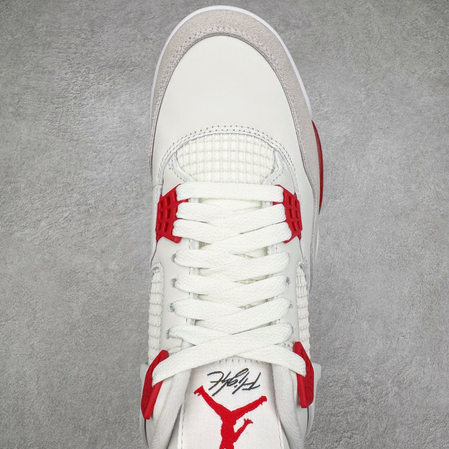 图片[4]-＃LN3 NK SB x Air Jordan AJ4 联名白红 DR5415-106 全新批次 重点区分市面 唯一正确细节 后跟饰片中心位置有合模线 超弹硅胶材质 内层不织布补强 补强为硅胶提供更强耐久性 避免断裂 圈内最强四代 独家外贸特供尺码含 45.5 49.5 50.5 耗时半年巨作 全套原纸板楦头开发 原厂特供皮料加持 确保原汁原味 完美呈现四代版型 一比一鞋头弧度高度鞋身弧度 数据细节工艺流程均保持原鞋一致 原厂TPU网格鞋带扣 正确内里网布 菱角分明不变形无多余毛边 柔软性质感一致于原鞋 市场唯一原厂鞋扣模具 背面可见隐藏注塑口 原厂织唛标 原厂飞人电绣工艺 尾指中部跳三针 独家绑鞋带手法 印刷中底布 四线拉帮 米色美纹纸贴合固定 进口港宝加持 后跟自然饱满 全鞋荧光划线卡点 追求极致完美 每一双都是工艺品 多重QC质检 超越公司货的品控标准 实实在在的免检产品 尺码：40 40.5 41 42 42.5 43 44 44.5 45 45.5 46 47.5 48.5 49.5 50.5-选品中心