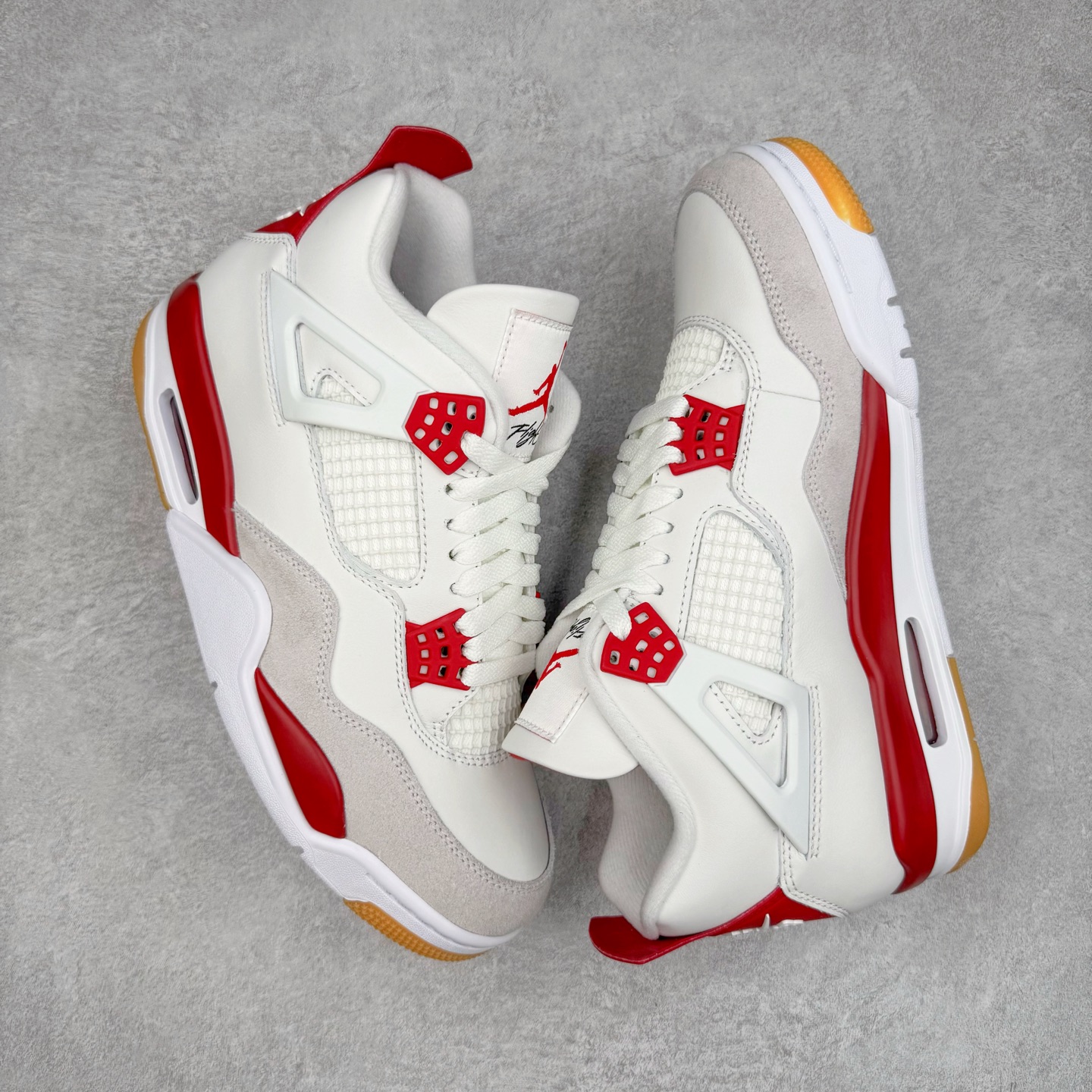 图片[3]-＃LN3 NK SB x Air Jordan AJ4 联名白红 DR5415-106 全新批次 重点区分市面 唯一正确细节 后跟饰片中心位置有合模线 超弹硅胶材质 内层不织布补强 补强为硅胶提供更强耐久性 避免断裂 圈内最强四代 独家外贸特供尺码含 45.5 49.5 50.5 耗时半年巨作 全套原纸板楦头开发 原厂特供皮料加持 确保原汁原味 完美呈现四代版型 一比一鞋头弧度高度鞋身弧度 数据细节工艺流程均保持原鞋一致 原厂TPU网格鞋带扣 正确内里网布 菱角分明不变形无多余毛边 柔软性质感一致于原鞋 市场唯一原厂鞋扣模具 背面可见隐藏注塑口 原厂织唛标 原厂飞人电绣工艺 尾指中部跳三针 独家绑鞋带手法 印刷中底布 四线拉帮 米色美纹纸贴合固定 进口港宝加持 后跟自然饱满 全鞋荧光划线卡点 追求极致完美 每一双都是工艺品 多重QC质检 超越公司货的品控标准 实实在在的免检产品 尺码：40 40.5 41 42 42.5 43 44 44.5 45 45.5 46 47.5 48.5 49.5 50.5-选品中心