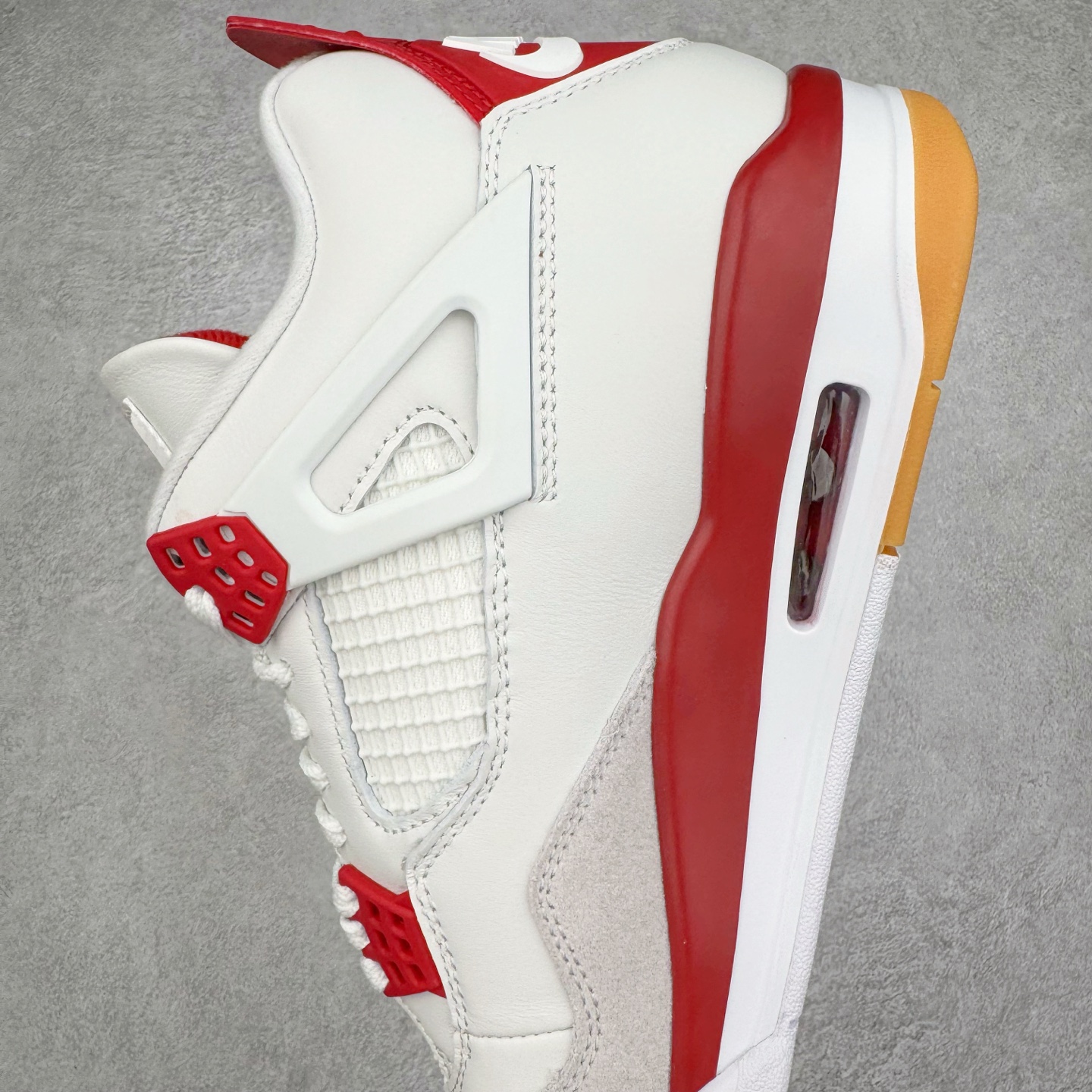 图片[7]-＃LN3 NK SB x Air Jordan AJ4 联名白红 DR5415-106 全新批次 重点区分市面 唯一正确细节 后跟饰片中心位置有合模线 超弹硅胶材质 内层不织布补强 补强为硅胶提供更强耐久性 避免断裂 圈内最强四代 独家外贸特供尺码含 45.5 49.5 50.5 耗时半年巨作 全套原纸板楦头开发 原厂特供皮料加持 确保原汁原味 完美呈现四代版型 一比一鞋头弧度高度鞋身弧度 数据细节工艺流程均保持原鞋一致 原厂TPU网格鞋带扣 正确内里网布 菱角分明不变形无多余毛边 柔软性质感一致于原鞋 市场唯一原厂鞋扣模具 背面可见隐藏注塑口 原厂织唛标 原厂飞人电绣工艺 尾指中部跳三针 独家绑鞋带手法 印刷中底布 四线拉帮 米色美纹纸贴合固定 进口港宝加持 后跟自然饱满 全鞋荧光划线卡点 追求极致完美 每一双都是工艺品 多重QC质检 超越公司货的品控标准 实实在在的免检产品 尺码：40 40.5 41 42 42.5 43 44 44.5 45 45.5 46 47.5 48.5 49.5 50.5-选品中心