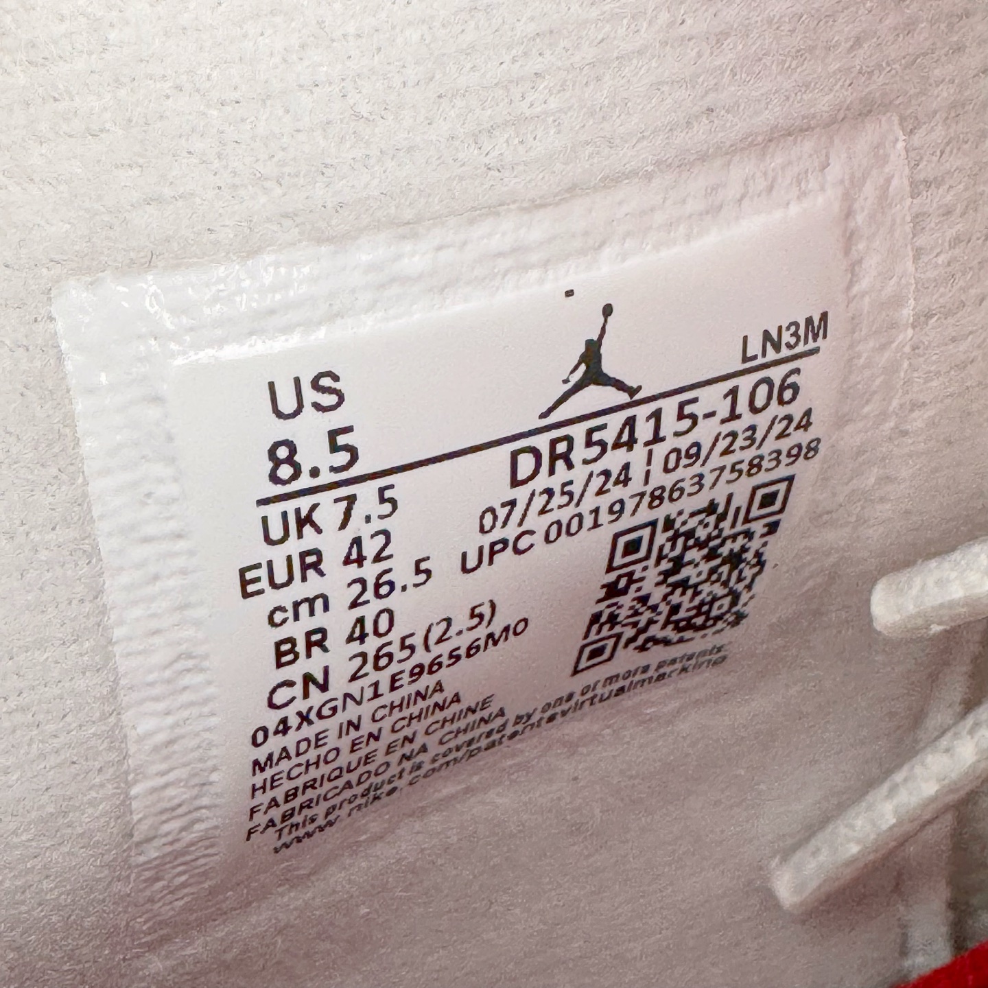 图片[11]-＃LN3 NK SB x Air Jordan AJ4 联名白红 DR5415-106 全新批次 重点区分市面 唯一正确细节 后跟饰片中心位置有合模线 超弹硅胶材质 内层不织布补强 补强为硅胶提供更强耐久性 避免断裂 圈内最强四代 独家外贸特供尺码含 45.5 49.5 50.5 耗时半年巨作 全套原纸板楦头开发 原厂特供皮料加持 确保原汁原味 完美呈现四代版型 一比一鞋头弧度高度鞋身弧度 数据细节工艺流程均保持原鞋一致 原厂TPU网格鞋带扣 正确内里网布 菱角分明不变形无多余毛边 柔软性质感一致于原鞋 市场唯一原厂鞋扣模具 背面可见隐藏注塑口 原厂织唛标 原厂飞人电绣工艺 尾指中部跳三针 独家绑鞋带手法 印刷中底布 四线拉帮 米色美纹纸贴合固定 进口港宝加持 后跟自然饱满 全鞋荧光划线卡点 追求极致完美 每一双都是工艺品 多重QC质检 超越公司货的品控标准 实实在在的免检产品 尺码：40 40.5 41 42 42.5 43 44 44.5 45 45.5 46 47.5 48.5 49.5 50.5-选品中心