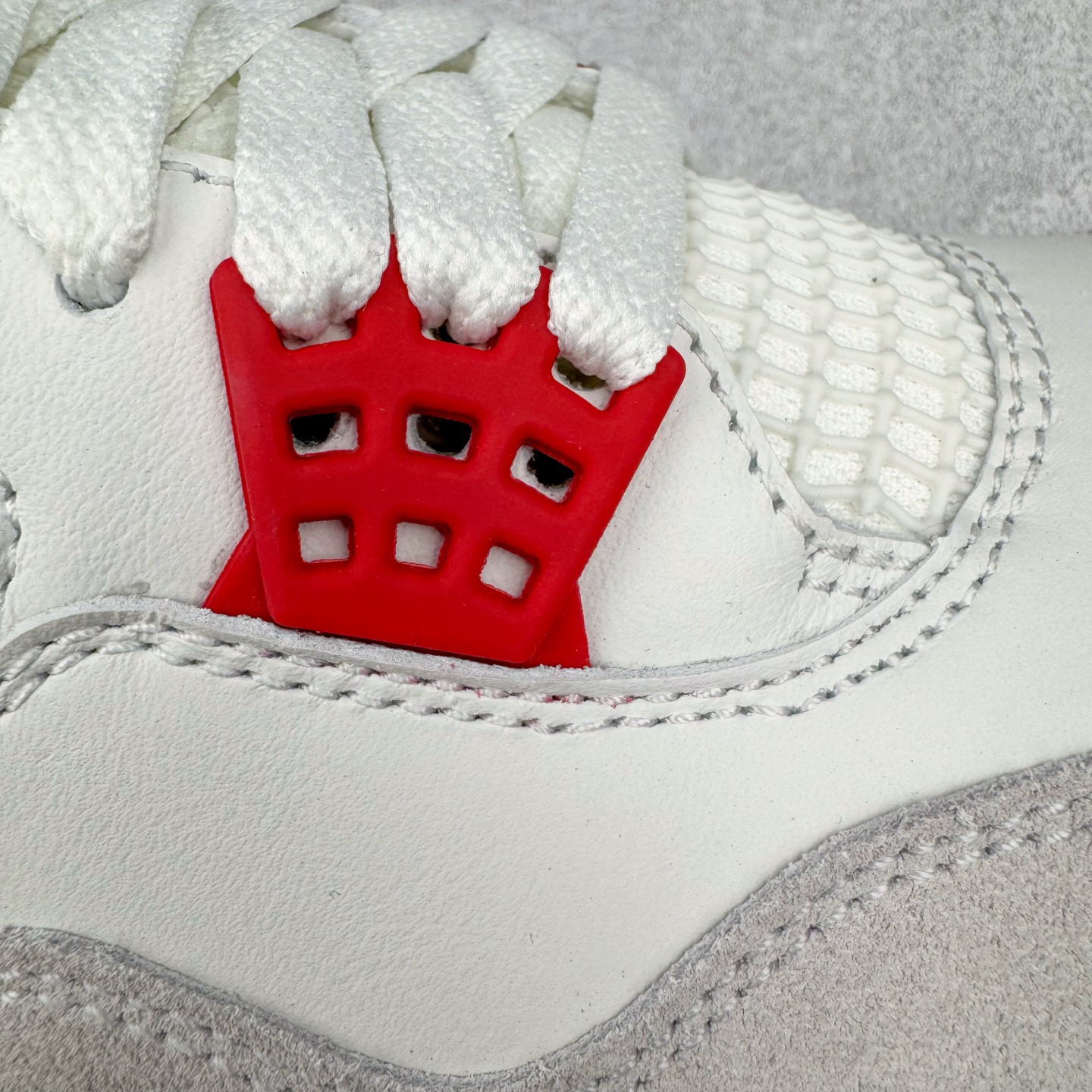 图片[14]-＃LN3 NK SB x Air Jordan AJ4 联名白红 DR5415-106 全新批次 重点区分市面 唯一正确细节 后跟饰片中心位置有合模线 超弹硅胶材质 内层不织布补强 补强为硅胶提供更强耐久性 避免断裂 圈内最强四代 独家外贸特供尺码含 45.5 49.5 50.5 耗时半年巨作 全套原纸板楦头开发 原厂特供皮料加持 确保原汁原味 完美呈现四代版型 一比一鞋头弧度高度鞋身弧度 数据细节工艺流程均保持原鞋一致 原厂TPU网格鞋带扣 正确内里网布 菱角分明不变形无多余毛边 柔软性质感一致于原鞋 市场唯一原厂鞋扣模具 背面可见隐藏注塑口 原厂织唛标 原厂飞人电绣工艺 尾指中部跳三针 独家绑鞋带手法 印刷中底布 四线拉帮 米色美纹纸贴合固定 进口港宝加持 后跟自然饱满 全鞋荧光划线卡点 追求极致完美 每一双都是工艺品 多重QC质检 超越公司货的品控标准 实实在在的免检产品 尺码：40 40.5 41 42 42.5 43 44 44.5 45 45.5 46 47.5 48.5 49.5 50.5-选品中心