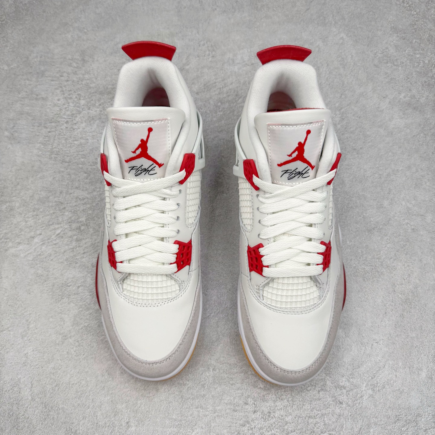 图片[2]-＃LN3 NK SB x Air Jordan AJ4 联名白红 DR5415-106 全新批次 重点区分市面 唯一正确细节 后跟饰片中心位置有合模线 超弹硅胶材质 内层不织布补强 补强为硅胶提供更强耐久性 避免断裂 圈内最强四代 独家外贸特供尺码含 45.5 49.5 50.5 耗时半年巨作 全套原纸板楦头开发 原厂特供皮料加持 确保原汁原味 完美呈现四代版型 一比一鞋头弧度高度鞋身弧度 数据细节工艺流程均保持原鞋一致 原厂TPU网格鞋带扣 正确内里网布 菱角分明不变形无多余毛边 柔软性质感一致于原鞋 市场唯一原厂鞋扣模具 背面可见隐藏注塑口 原厂织唛标 原厂飞人电绣工艺 尾指中部跳三针 独家绑鞋带手法 印刷中底布 四线拉帮 米色美纹纸贴合固定 进口港宝加持 后跟自然饱满 全鞋荧光划线卡点 追求极致完美 每一双都是工艺品 多重QC质检 超越公司货的品控标准 实实在在的免检产品 尺码：40 40.5 41 42 42.5 43 44 44.5 45 45.5 46 47.5 48.5 49.5 50.5-选品中心