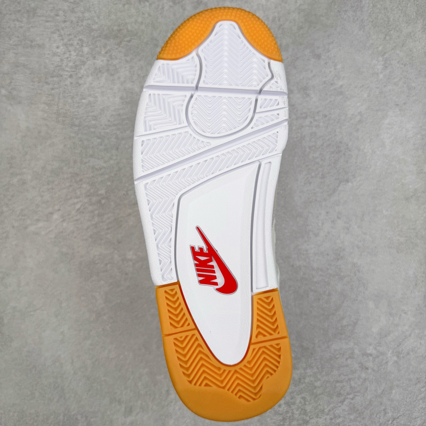 图片[9]-＃LN3 NK SB x Air Jordan AJ4 联名白红 DR5415-106 全新批次 重点区分市面 唯一正确细节 后跟饰片中心位置有合模线 超弹硅胶材质 内层不织布补强 补强为硅胶提供更强耐久性 避免断裂 圈内最强四代 独家外贸特供尺码含 45.5 49.5 50.5 耗时半年巨作 全套原纸板楦头开发 原厂特供皮料加持 确保原汁原味 完美呈现四代版型 一比一鞋头弧度高度鞋身弧度 数据细节工艺流程均保持原鞋一致 原厂TPU网格鞋带扣 正确内里网布 菱角分明不变形无多余毛边 柔软性质感一致于原鞋 市场唯一原厂鞋扣模具 背面可见隐藏注塑口 原厂织唛标 原厂飞人电绣工艺 尾指中部跳三针 独家绑鞋带手法 印刷中底布 四线拉帮 米色美纹纸贴合固定 进口港宝加持 后跟自然饱满 全鞋荧光划线卡点 追求极致完美 每一双都是工艺品 多重QC质检 超越公司货的品控标准 实实在在的免检产品 尺码：40 40.5 41 42 42.5 43 44 44.5 45 45.5 46 47.5 48.5 49.5 50.5-选品中心