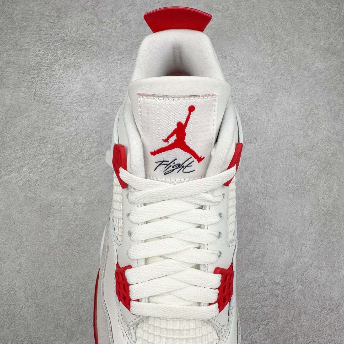 图片[5]-＃LN3 NK SB x Air Jordan AJ4 联名白红 DR5415-106 全新批次 重点区分市面 唯一正确细节 后跟饰片中心位置有合模线 超弹硅胶材质 内层不织布补强 补强为硅胶提供更强耐久性 避免断裂 圈内最强四代 独家外贸特供尺码含 45.5 49.5 50.5 耗时半年巨作 全套原纸板楦头开发 原厂特供皮料加持 确保原汁原味 完美呈现四代版型 一比一鞋头弧度高度鞋身弧度 数据细节工艺流程均保持原鞋一致 原厂TPU网格鞋带扣 正确内里网布 菱角分明不变形无多余毛边 柔软性质感一致于原鞋 市场唯一原厂鞋扣模具 背面可见隐藏注塑口 原厂织唛标 原厂飞人电绣工艺 尾指中部跳三针 独家绑鞋带手法 印刷中底布 四线拉帮 米色美纹纸贴合固定 进口港宝加持 后跟自然饱满 全鞋荧光划线卡点 追求极致完美 每一双都是工艺品 多重QC质检 超越公司货的品控标准 实实在在的免检产品 尺码：40 40.5 41 42 42.5 43 44 44.5 45 45.5 46 47.5 48.5 49.5 50.5-选品中心