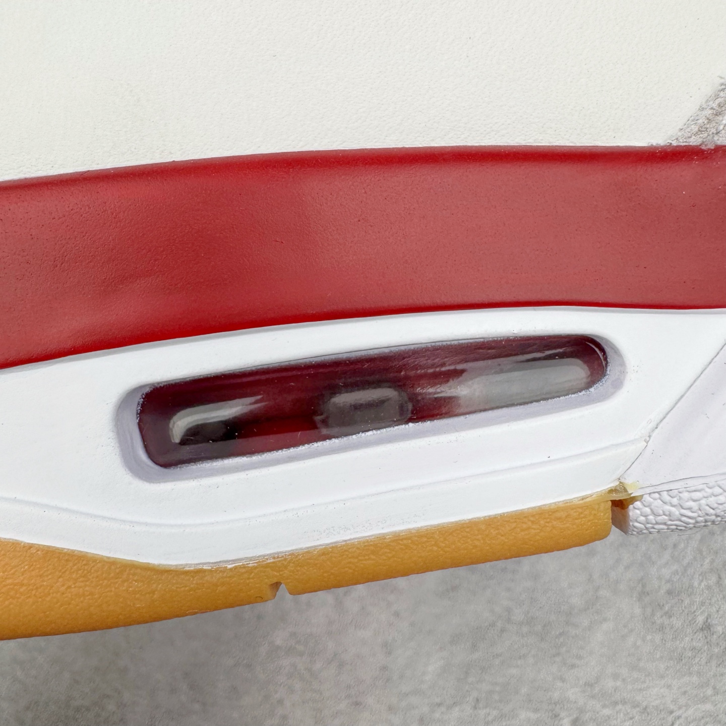 图片[17]-＃LN3 NK SB x Air Jordan AJ4 联名白红 DR5415-106 全新批次 重点区分市面 唯一正确细节 后跟饰片中心位置有合模线 超弹硅胶材质 内层不织布补强 补强为硅胶提供更强耐久性 避免断裂 圈内最强四代 独家外贸特供尺码含 45.5 49.5 50.5 耗时半年巨作 全套原纸板楦头开发 原厂特供皮料加持 确保原汁原味 完美呈现四代版型 一比一鞋头弧度高度鞋身弧度 数据细节工艺流程均保持原鞋一致 原厂TPU网格鞋带扣 正确内里网布 菱角分明不变形无多余毛边 柔软性质感一致于原鞋 市场唯一原厂鞋扣模具 背面可见隐藏注塑口 原厂织唛标 原厂飞人电绣工艺 尾指中部跳三针 独家绑鞋带手法 印刷中底布 四线拉帮 米色美纹纸贴合固定 进口港宝加持 后跟自然饱满 全鞋荧光划线卡点 追求极致完美 每一双都是工艺品 多重QC质检 超越公司货的品控标准 实实在在的免检产品 尺码：40 40.5 41 42 42.5 43 44 44.5 45 45.5 46 47.5 48.5 49.5 50.5-选品中心