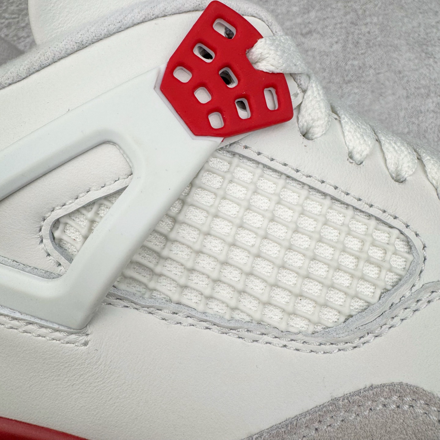 图片[15]-＃LN3 NK SB x Air Jordan AJ4 联名白红 DR5415-106 全新批次 重点区分市面 唯一正确细节 后跟饰片中心位置有合模线 超弹硅胶材质 内层不织布补强 补强为硅胶提供更强耐久性 避免断裂 圈内最强四代 独家外贸特供尺码含 45.5 49.5 50.5 耗时半年巨作 全套原纸板楦头开发 原厂特供皮料加持 确保原汁原味 完美呈现四代版型 一比一鞋头弧度高度鞋身弧度 数据细节工艺流程均保持原鞋一致 原厂TPU网格鞋带扣 正确内里网布 菱角分明不变形无多余毛边 柔软性质感一致于原鞋 市场唯一原厂鞋扣模具 背面可见隐藏注塑口 原厂织唛标 原厂飞人电绣工艺 尾指中部跳三针 独家绑鞋带手法 印刷中底布 四线拉帮 米色美纹纸贴合固定 进口港宝加持 后跟自然饱满 全鞋荧光划线卡点 追求极致完美 每一双都是工艺品 多重QC质检 超越公司货的品控标准 实实在在的免检产品 尺码：40 40.5 41 42 42.5 43 44 44.5 45 45.5 46 47.5 48.5 49.5 50.5-选品中心