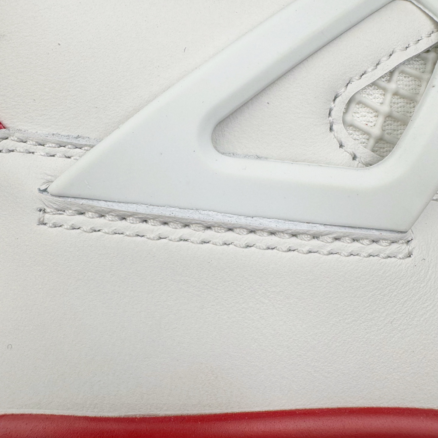 图片[16]-＃LN3 NK SB x Air Jordan AJ4 联名白红 DR5415-106 全新批次 重点区分市面 唯一正确细节 后跟饰片中心位置有合模线 超弹硅胶材质 内层不织布补强 补强为硅胶提供更强耐久性 避免断裂 圈内最强四代 独家外贸特供尺码含 45.5 49.5 50.5 耗时半年巨作 全套原纸板楦头开发 原厂特供皮料加持 确保原汁原味 完美呈现四代版型 一比一鞋头弧度高度鞋身弧度 数据细节工艺流程均保持原鞋一致 原厂TPU网格鞋带扣 正确内里网布 菱角分明不变形无多余毛边 柔软性质感一致于原鞋 市场唯一原厂鞋扣模具 背面可见隐藏注塑口 原厂织唛标 原厂飞人电绣工艺 尾指中部跳三针 独家绑鞋带手法 印刷中底布 四线拉帮 米色美纹纸贴合固定 进口港宝加持 后跟自然饱满 全鞋荧光划线卡点 追求极致完美 每一双都是工艺品 多重QC质检 超越公司货的品控标准 实实在在的免检产品 尺码：40 40.5 41 42 42.5 43 44 44.5 45 45.5 46 47.5 48.5 49.5 50.5-选品中心