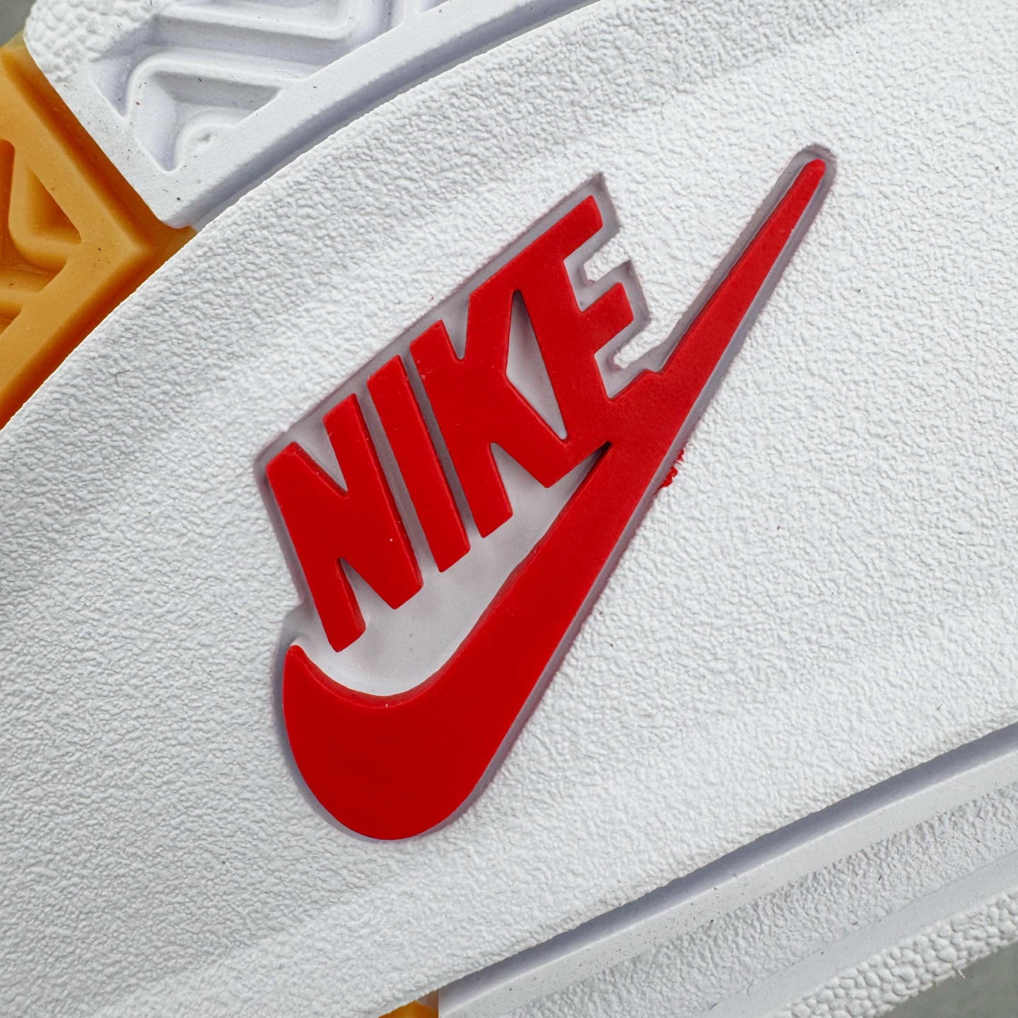 图片[18]-＃LN3 NK SB x Air Jordan AJ4 联名白红 DR5415-106 全新批次 重点区分市面 唯一正确细节 后跟饰片中心位置有合模线 超弹硅胶材质 内层不织布补强 补强为硅胶提供更强耐久性 避免断裂 圈内最强四代 独家外贸特供尺码含 45.5 49.5 50.5 耗时半年巨作 全套原纸板楦头开发 原厂特供皮料加持 确保原汁原味 完美呈现四代版型 一比一鞋头弧度高度鞋身弧度 数据细节工艺流程均保持原鞋一致 原厂TPU网格鞋带扣 正确内里网布 菱角分明不变形无多余毛边 柔软性质感一致于原鞋 市场唯一原厂鞋扣模具 背面可见隐藏注塑口 原厂织唛标 原厂飞人电绣工艺 尾指中部跳三针 独家绑鞋带手法 印刷中底布 四线拉帮 米色美纹纸贴合固定 进口港宝加持 后跟自然饱满 全鞋荧光划线卡点 追求极致完美 每一双都是工艺品 多重QC质检 超越公司货的品控标准 实实在在的免检产品 尺码：40 40.5 41 42 42.5 43 44 44.5 45 45.5 46 47.5 48.5 49.5 50.5-选品中心