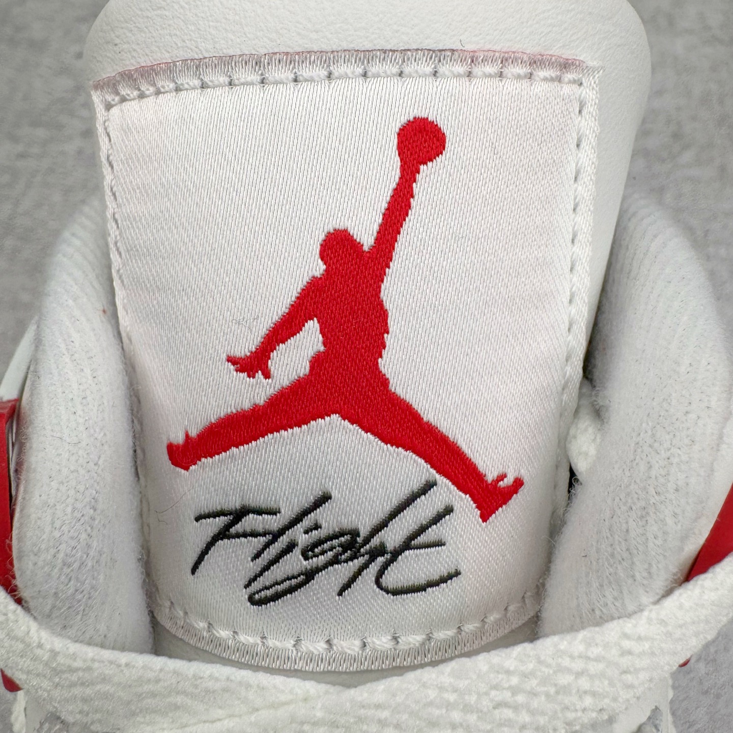 图片[12]-＃LN3 NK SB x Air Jordan AJ4 联名白红 DR5415-106 全新批次 重点区分市面 唯一正确细节 后跟饰片中心位置有合模线 超弹硅胶材质 内层不织布补强 补强为硅胶提供更强耐久性 避免断裂 圈内最强四代 独家外贸特供尺码含 45.5 49.5 50.5 耗时半年巨作 全套原纸板楦头开发 原厂特供皮料加持 确保原汁原味 完美呈现四代版型 一比一鞋头弧度高度鞋身弧度 数据细节工艺流程均保持原鞋一致 原厂TPU网格鞋带扣 正确内里网布 菱角分明不变形无多余毛边 柔软性质感一致于原鞋 市场唯一原厂鞋扣模具 背面可见隐藏注塑口 原厂织唛标 原厂飞人电绣工艺 尾指中部跳三针 独家绑鞋带手法 印刷中底布 四线拉帮 米色美纹纸贴合固定 进口港宝加持 后跟自然饱满 全鞋荧光划线卡点 追求极致完美 每一双都是工艺品 多重QC质检 超越公司货的品控标准 实实在在的免检产品 尺码：40 40.5 41 42 42.5 43 44 44.5 45 45.5 46 47.5 48.5 49.5 50.5-选品中心